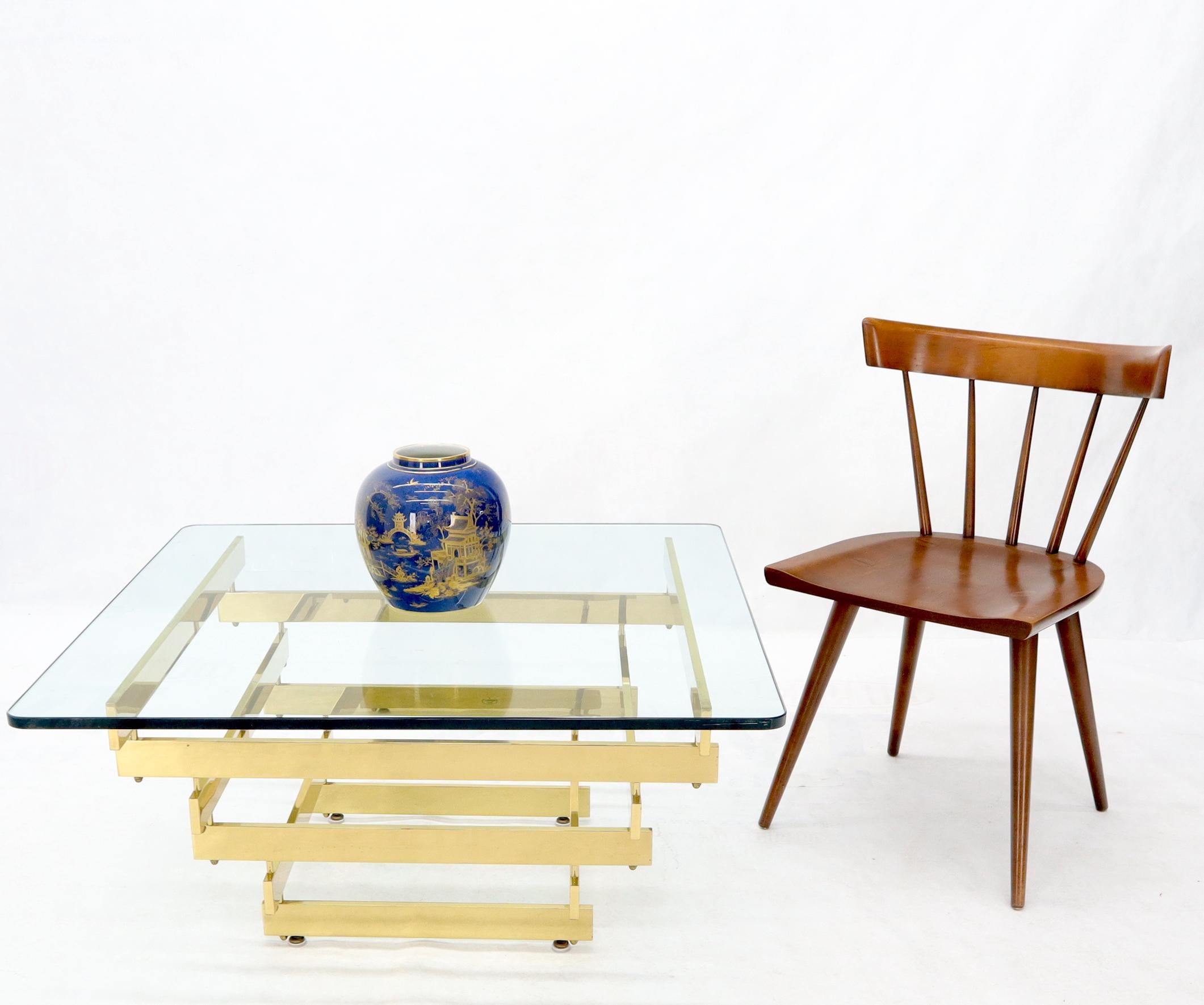 20ième siècle Table basse carrée empilée avec barres en laiton laqué poli et plateau en verre en vente