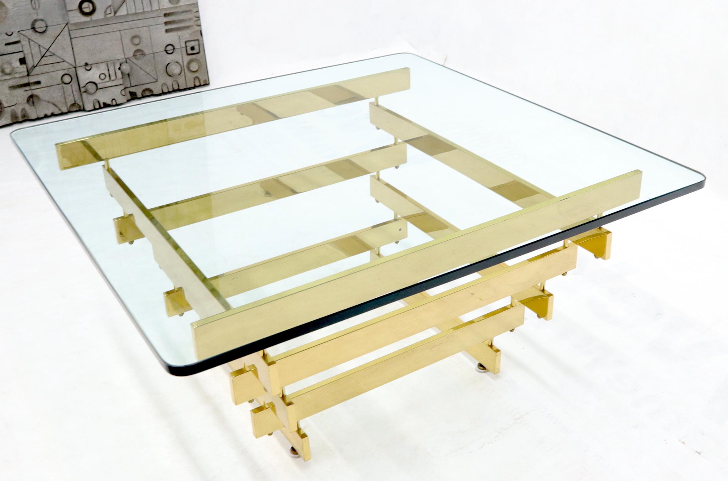 Laiton Table basse carrée empilée avec barres en laiton laqué poli et plateau en verre en vente