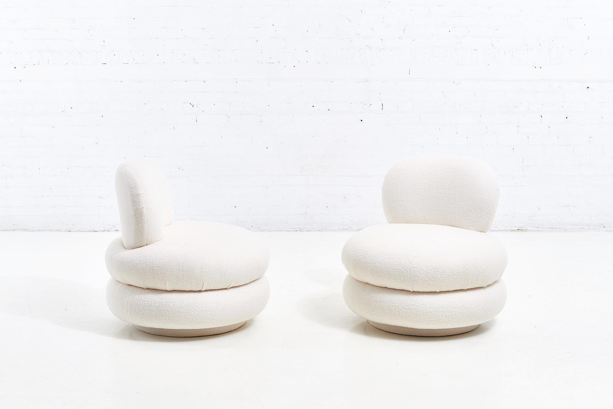 Stacked Pouf Swivel Lounge Chairs in White Boucle In Excellent Condition In Chicago, IL