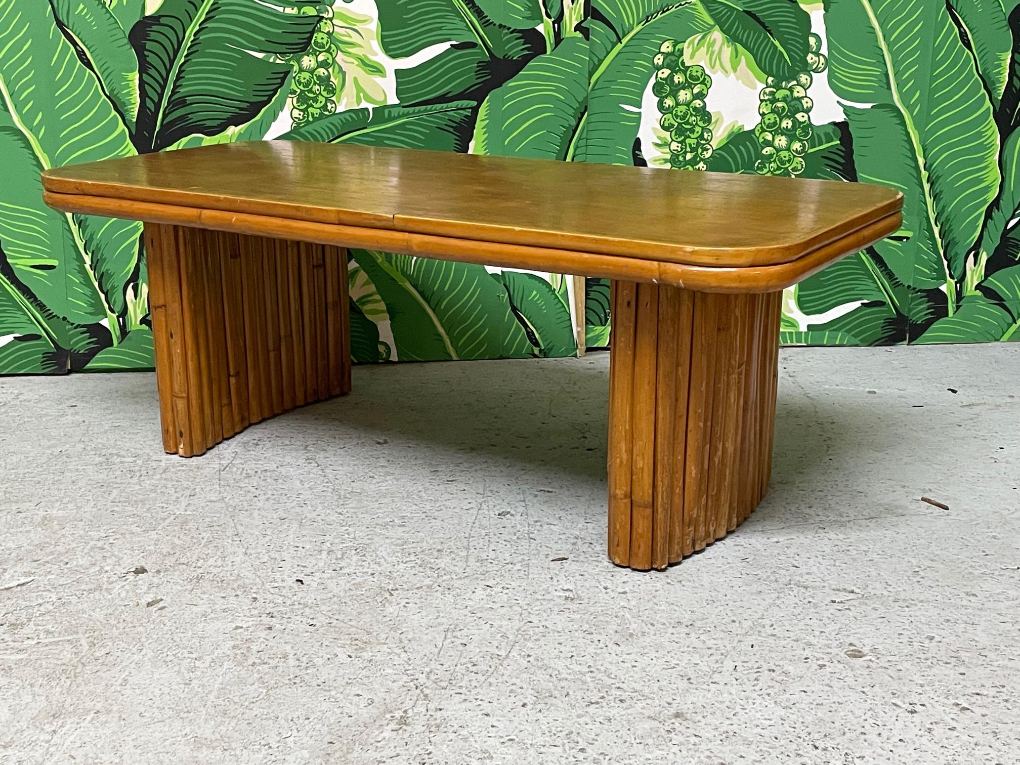 Cette petite table à café ou à cocktail présente un design en rotin empilé dans le style de Paul Frankl. Plateau en bois massif. Bon état vintage avec des imperfections dues à l'âge, voir les photos pour les détails de l'état.
Pour un devis
