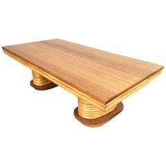 Table basse en rotin empilé avec plateau en acajou blond