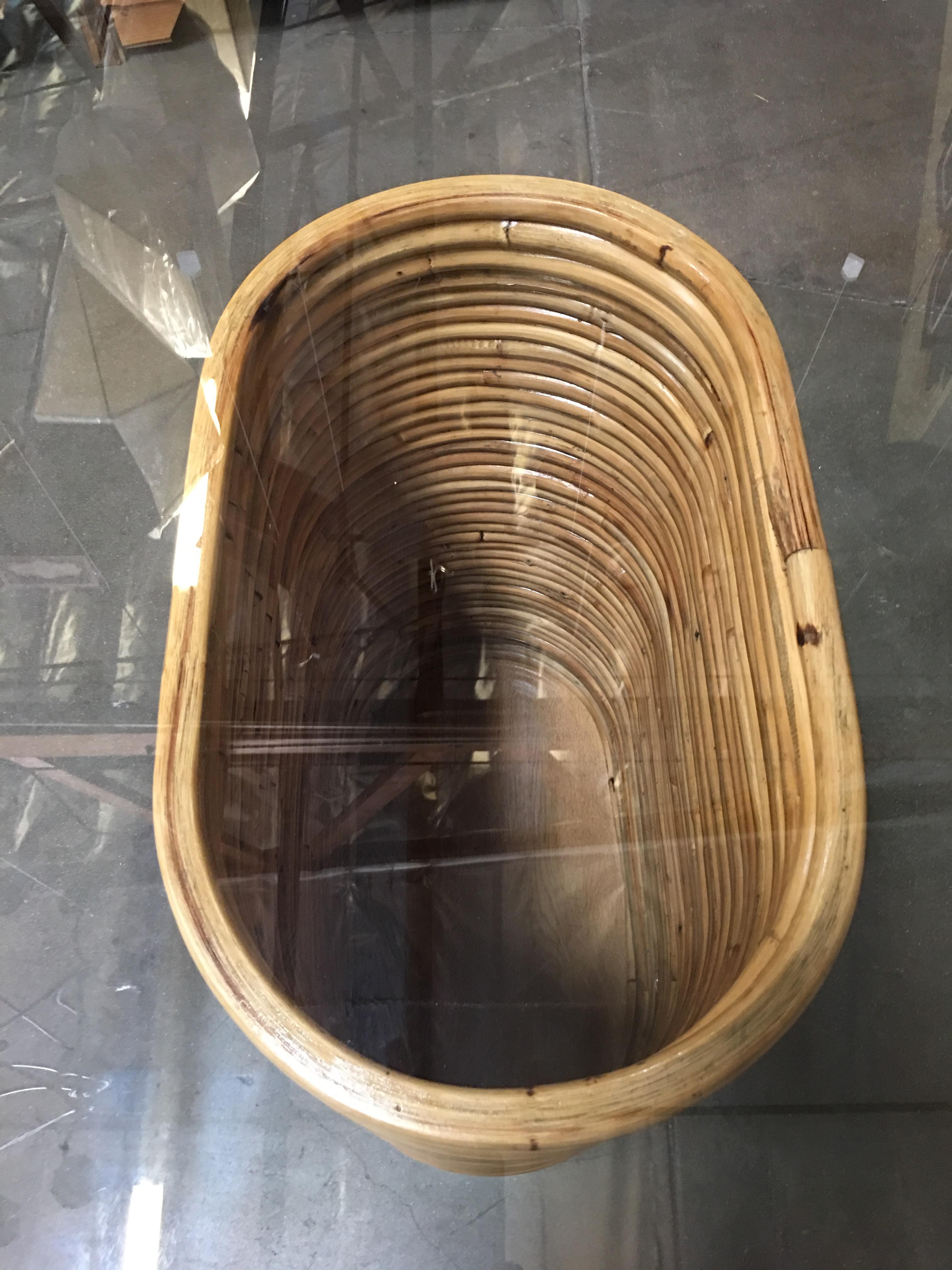 Stapelbarer Rattan-Esstisch mit rechteckiger Glasplatte im Zustand „Hervorragend“ im Angebot in Van Nuys, CA