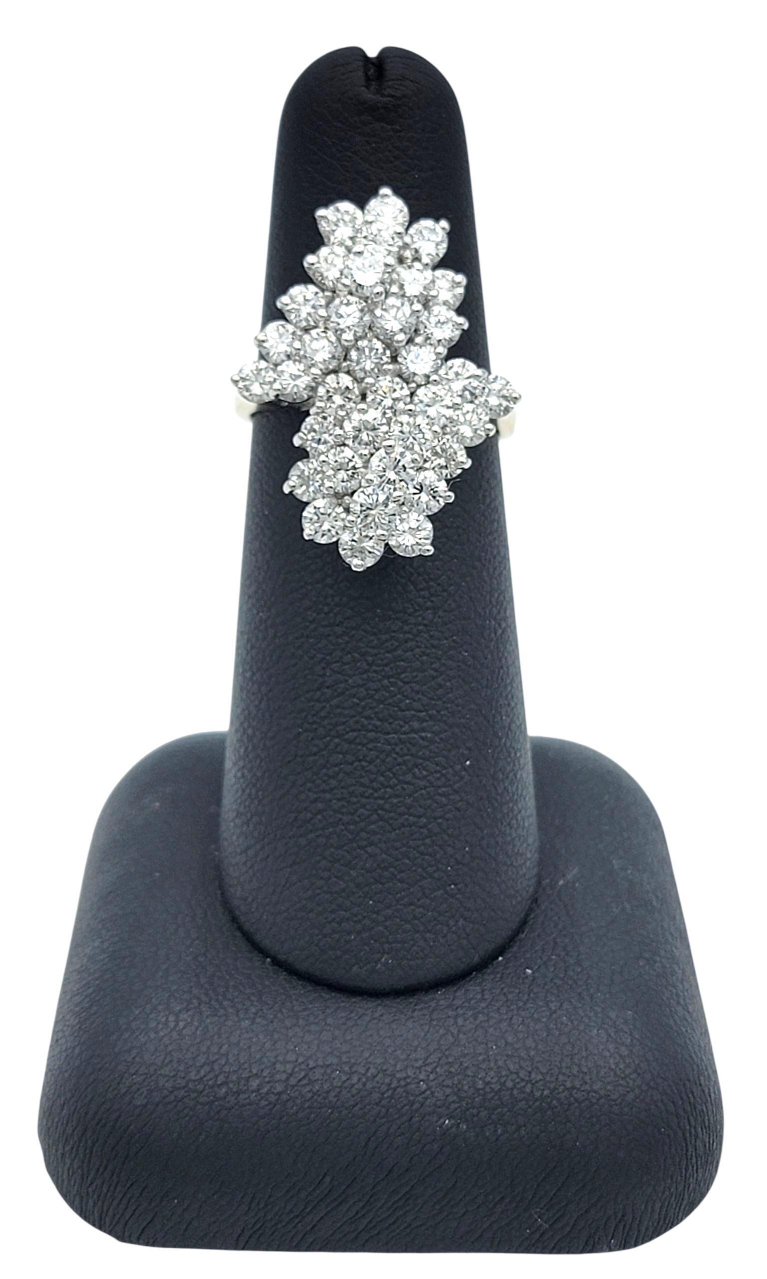 Anello da cocktail con diamanti tondi impilati in stile cluster verticale in oro 14 carati in vendita 4