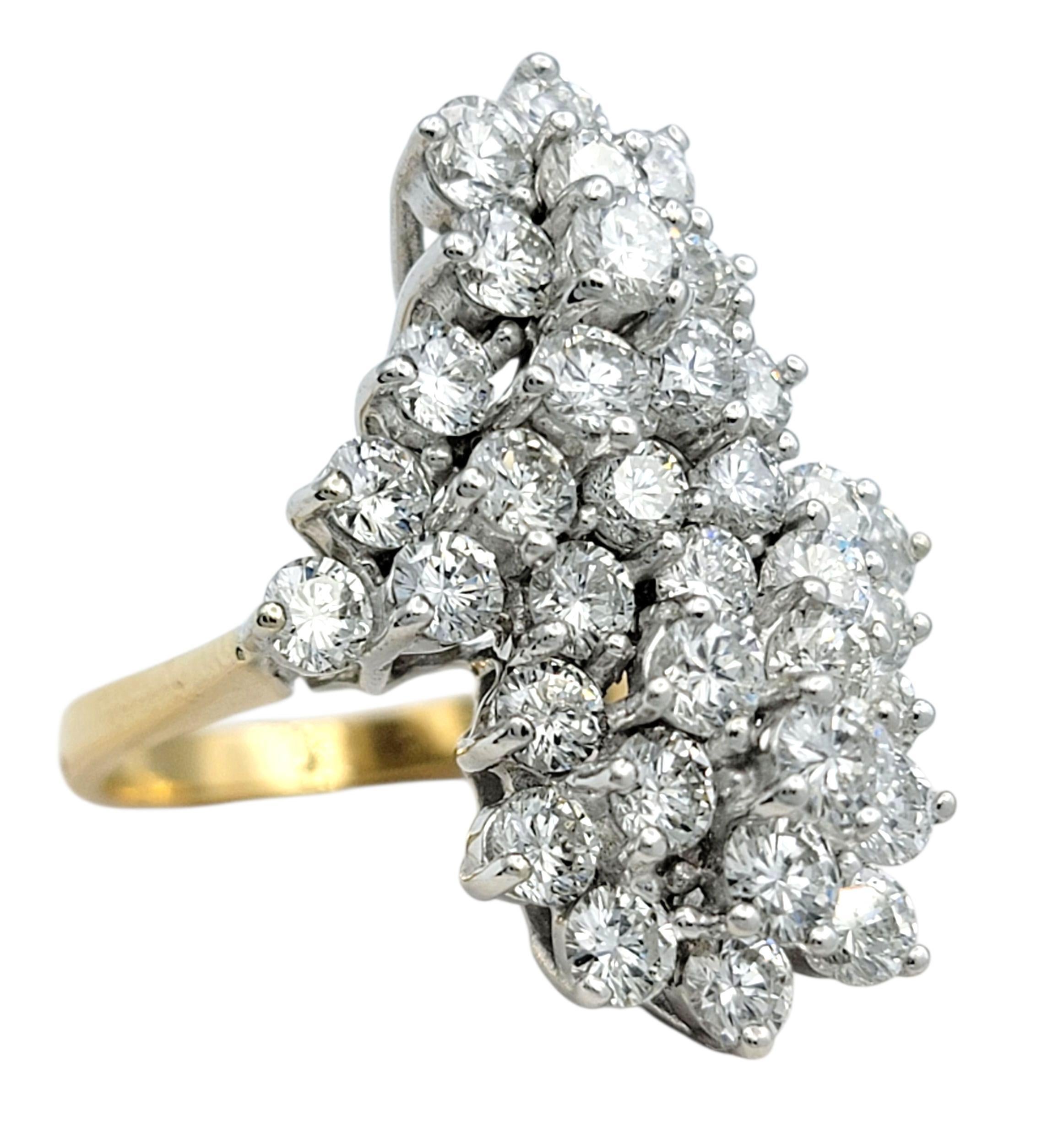 Contemporaneo Anello da cocktail con diamanti tondi impilati in stile cluster verticale in oro 14 carati in vendita