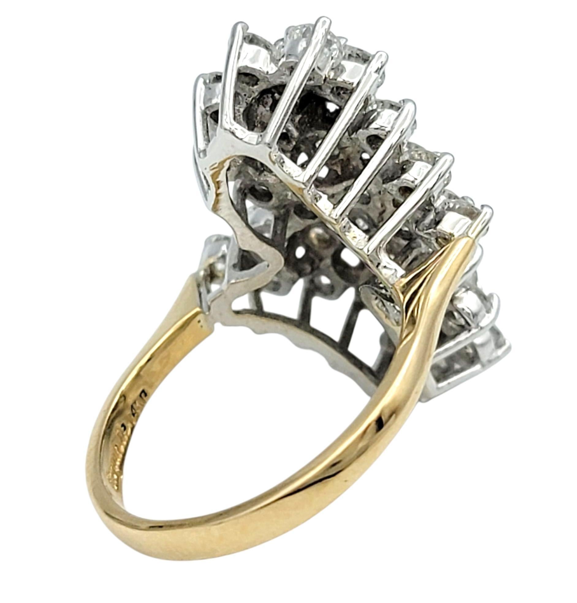 Taglio brillante Anello da cocktail con diamanti tondi impilati in stile cluster verticale in oro 14 carati in vendita