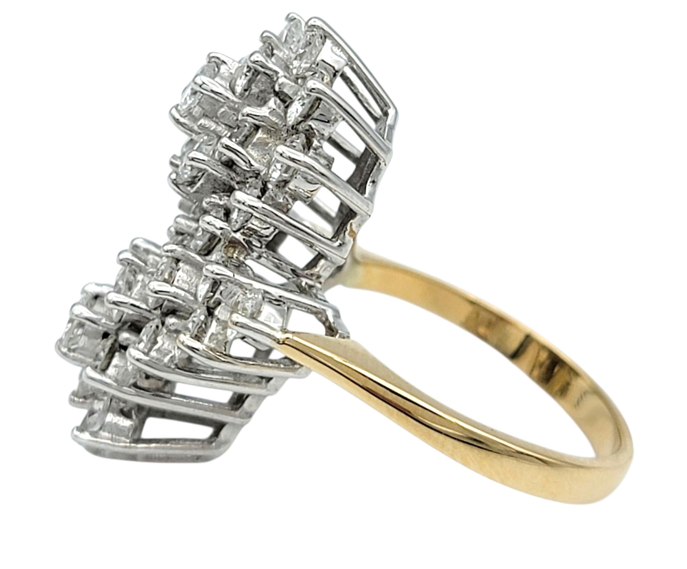 Anello da cocktail con diamanti tondi impilati in stile cluster verticale in oro 14 carati In condizioni ottime in vendita a Scottsdale, AZ