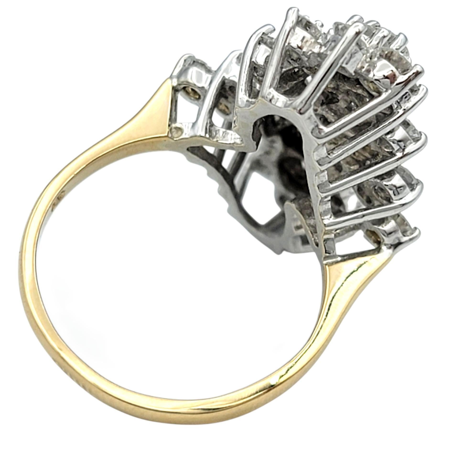 Donna Anello da cocktail con diamanti tondi impilati in stile cluster verticale in oro 14 carati in vendita