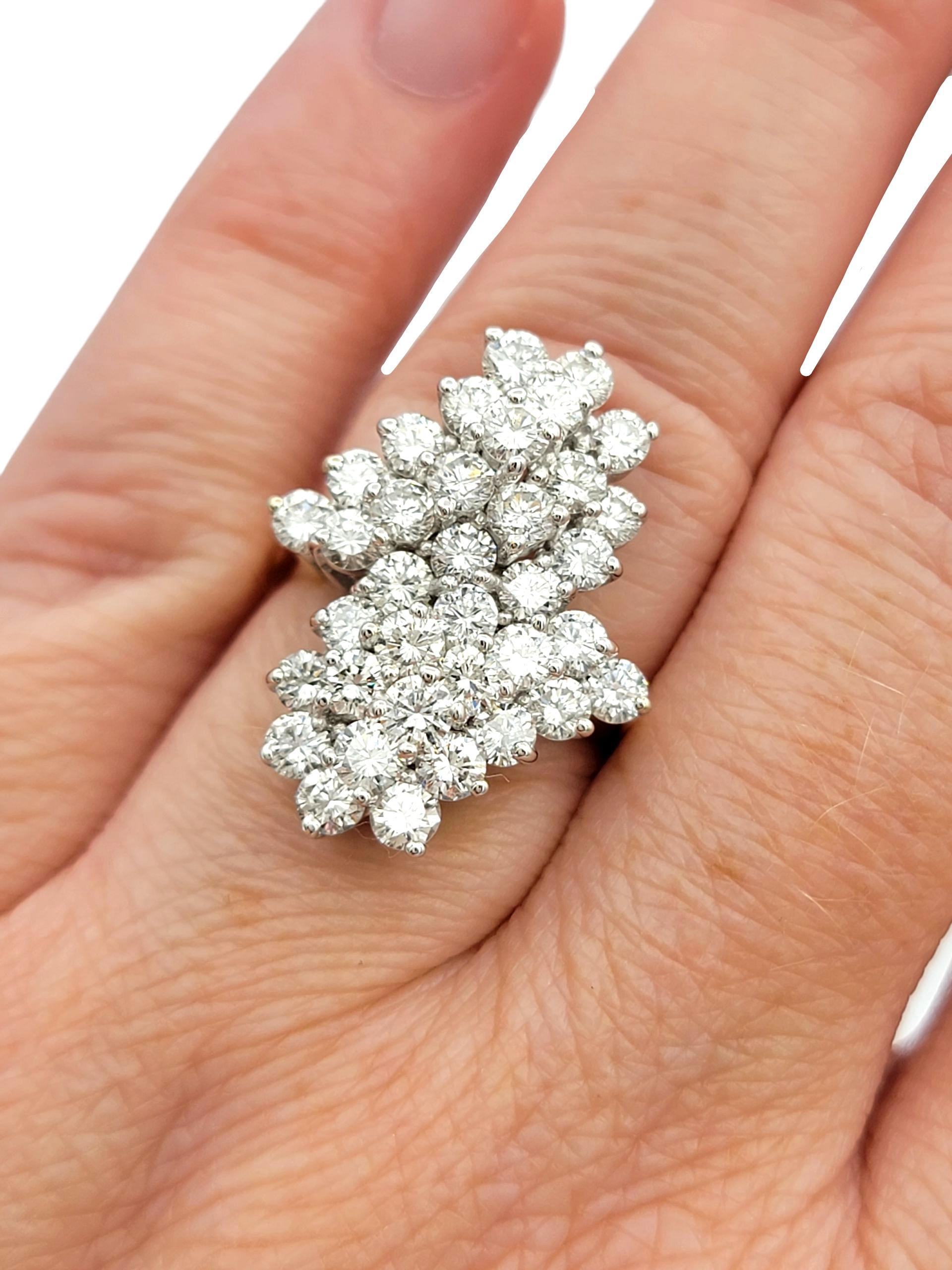 Anello da cocktail con diamanti tondi impilati in stile cluster verticale in oro 14 carati in vendita 2