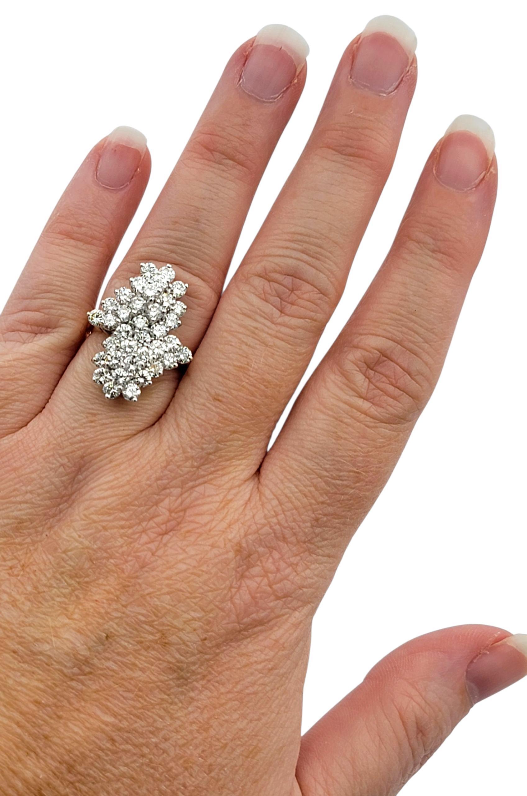 Anello da cocktail con diamanti tondi impilati in stile cluster verticale in oro 14 carati in vendita 3