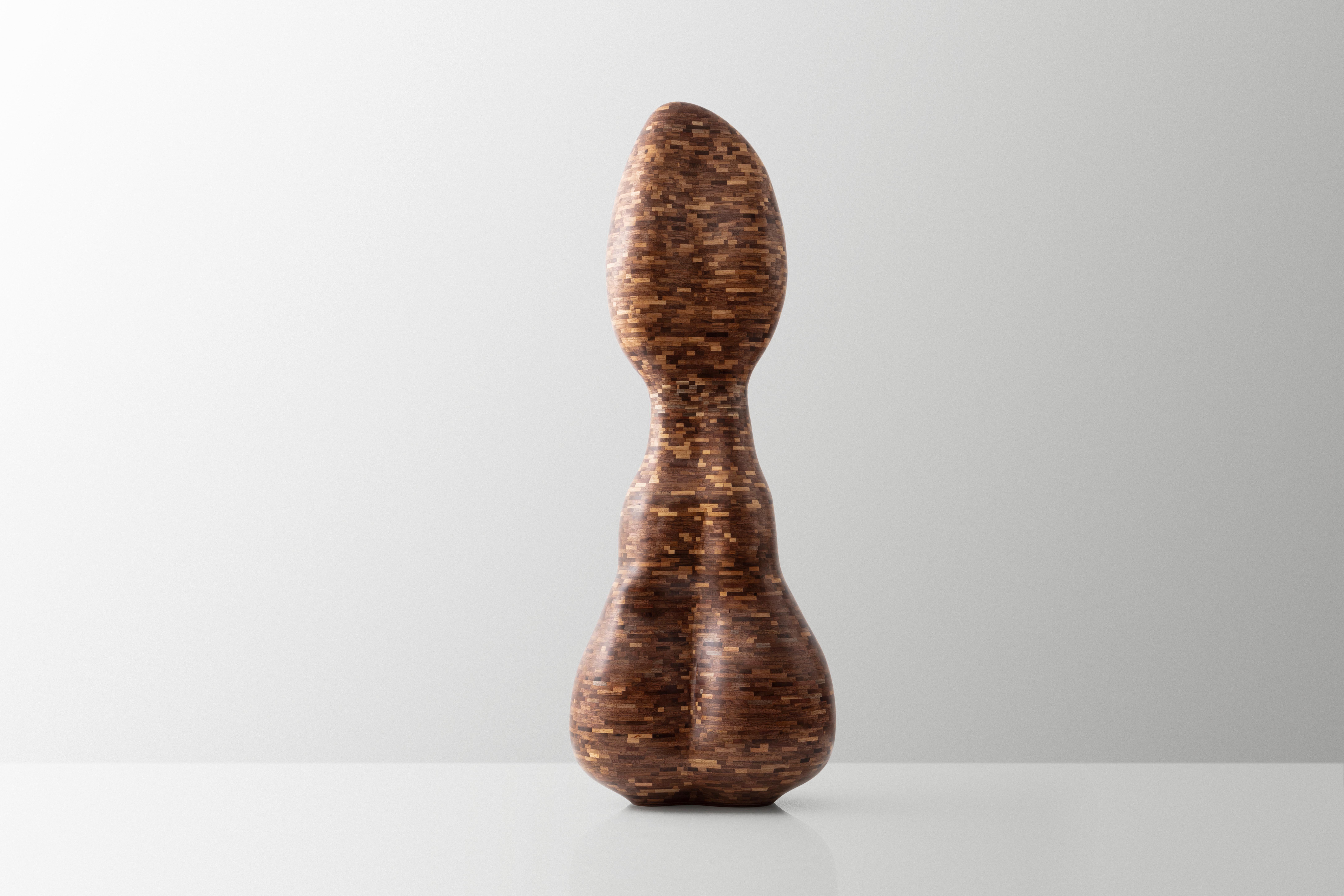 Stapelbare Skulptur Nr. 5 aus geborgenem Nussbaumholz von Richard Haining, hergestellt jetzt erhältlich (Moderne) im Angebot
