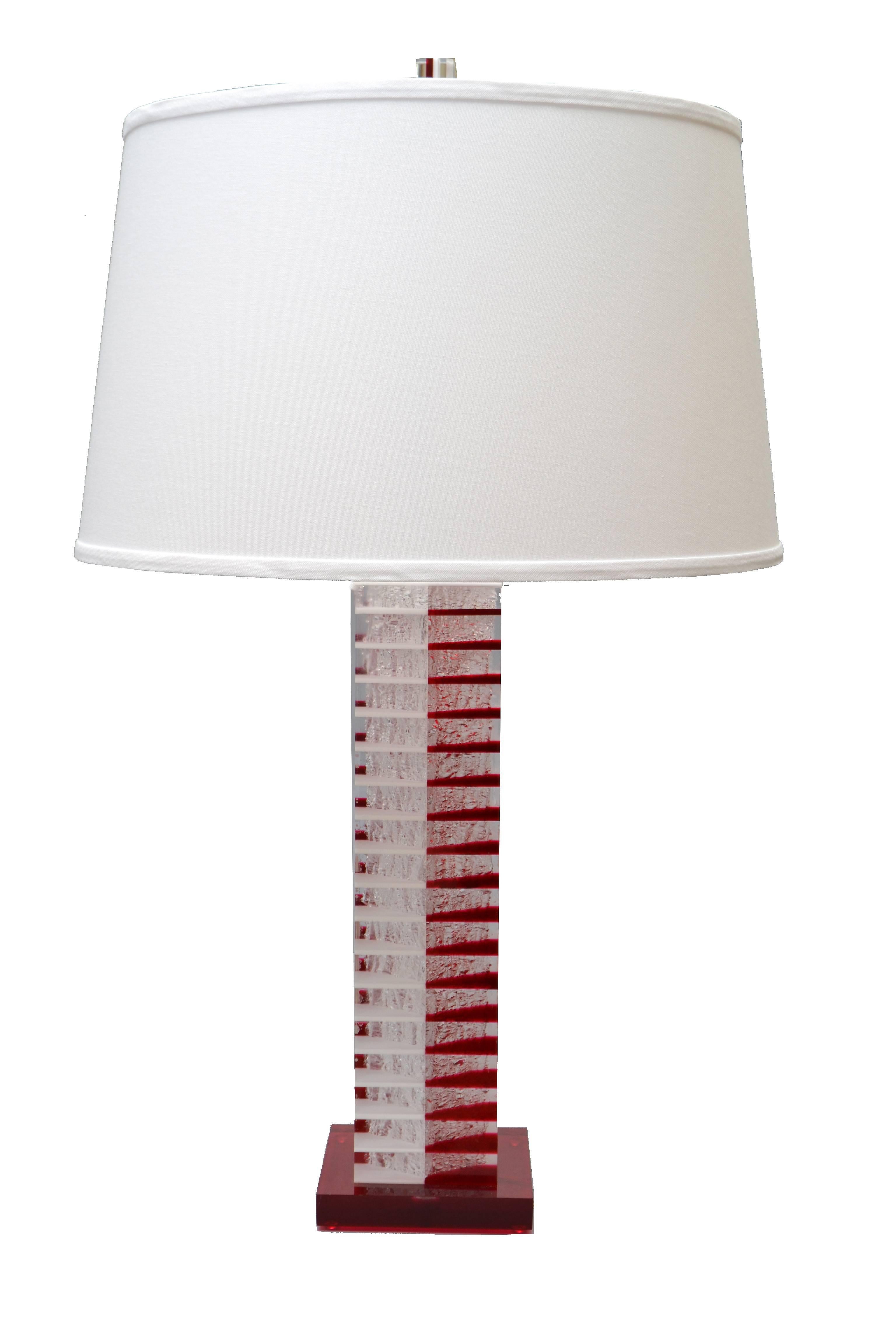 Moderne gestapelte hohe rote weiße und transparente Lucite-Tischlampe (amerikanisch) im Angebot