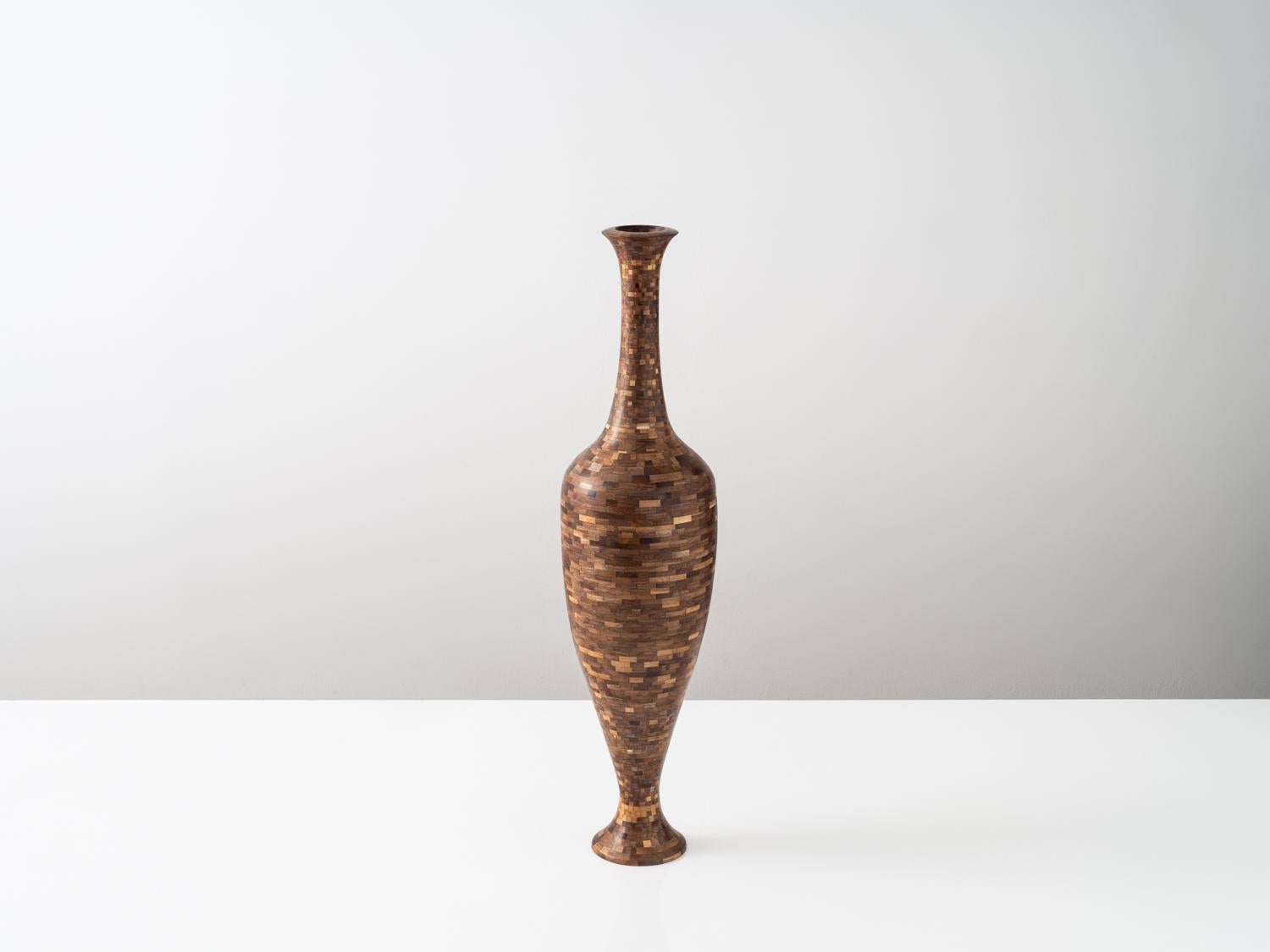 La beauté du style STACKED, signature de Richard, repose entièrement sur le processus. Ce Vessel, comme tous les objets STACKED créés par Richard, est construit, sculpté et fini entièrement à la main. Imaginez une version analogique de l'impression