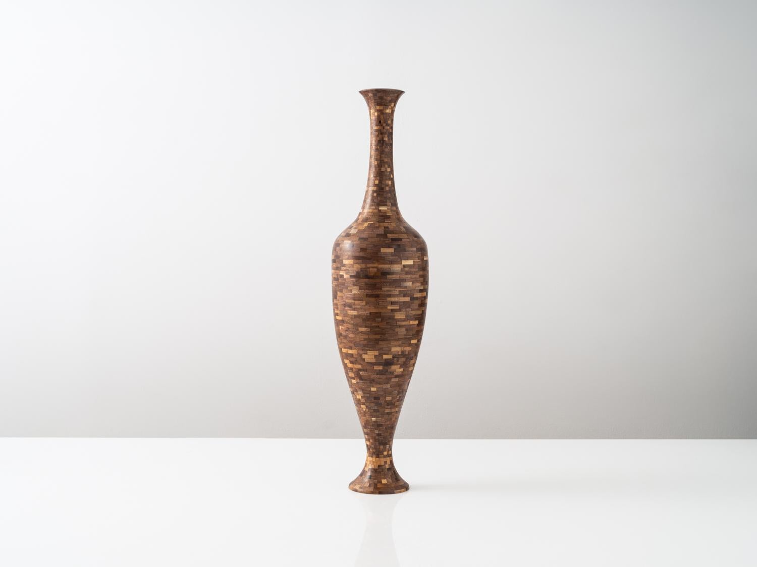 Moderne STACKED Walnut Amphora, par Richard Haines, Disponible maintenant en vente