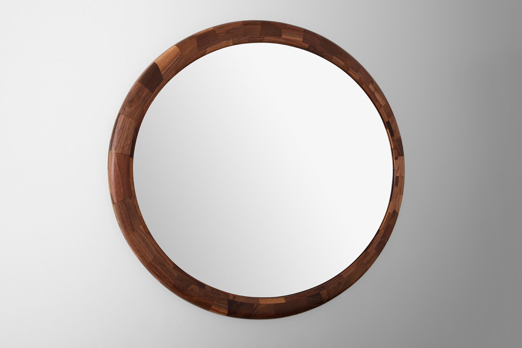 Individuell gestaltbarer ovaler STACKED-Holzspiegel von Richard Haining, abgebildet in Nussbaum (Moderne) im Angebot