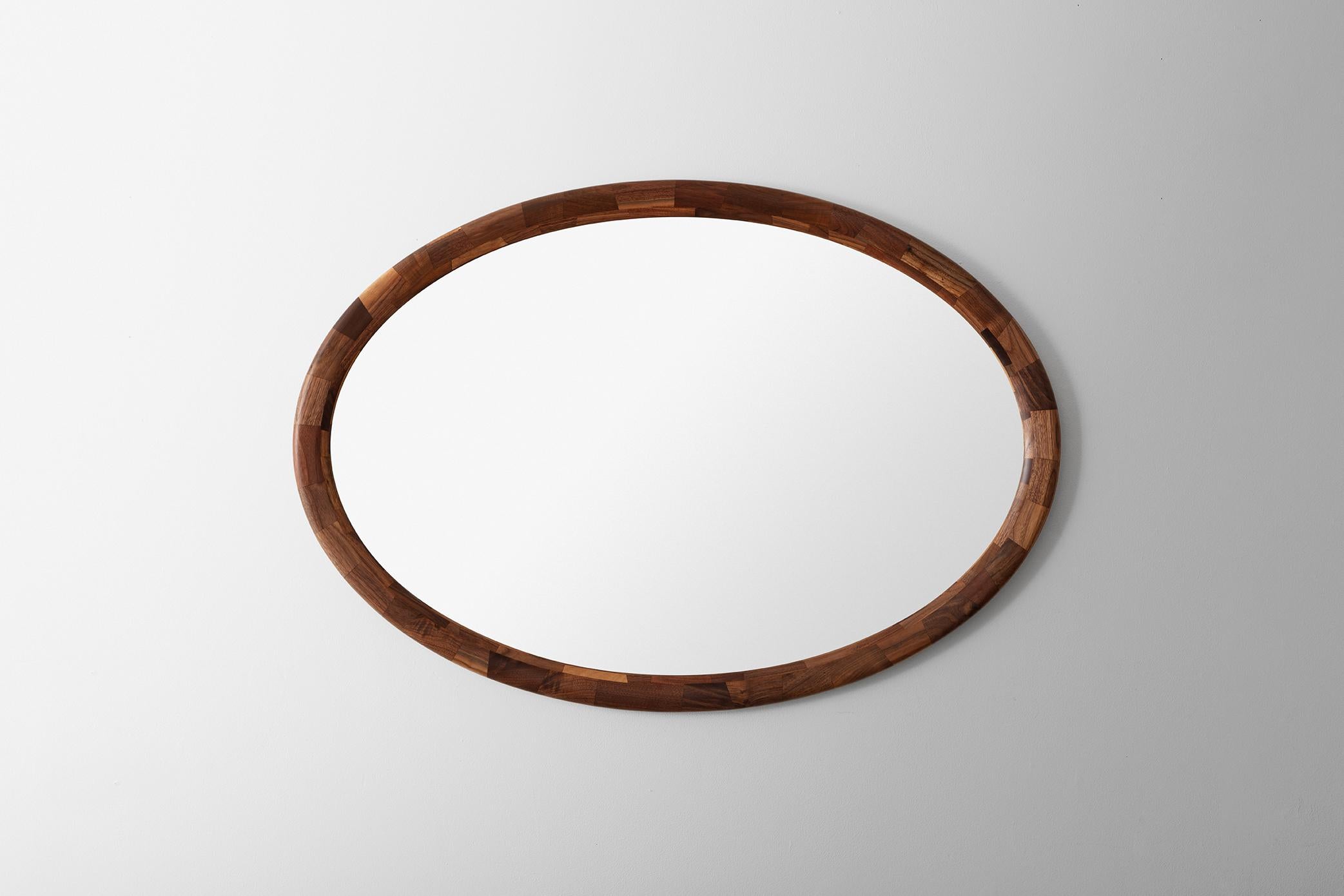 Individuell gestaltbarer ovaler STACKED-Holzspiegel von Richard Haining, abgebildet in Nussbaum (amerikanisch) im Angebot