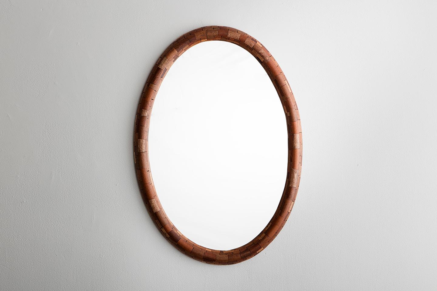Individuell gestaltbarer ovaler STACKED-Holzspiegel von Richard Haining, abgebildet in Nussbaum im Zustand „Neu“ im Angebot in Brooklyn, NY
