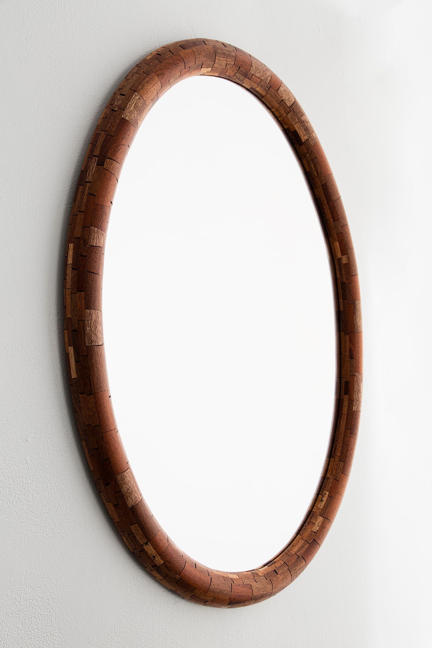 Individuell gestaltbarer ovaler STACKED-Holzspiegel von Richard Haining, abgebildet in Nussbaum (21. Jahrhundert und zeitgenössisch) im Angebot