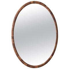 Miroir ovale en bois empilé personnalisable, présenté en noyer et avec un profil incurvé
