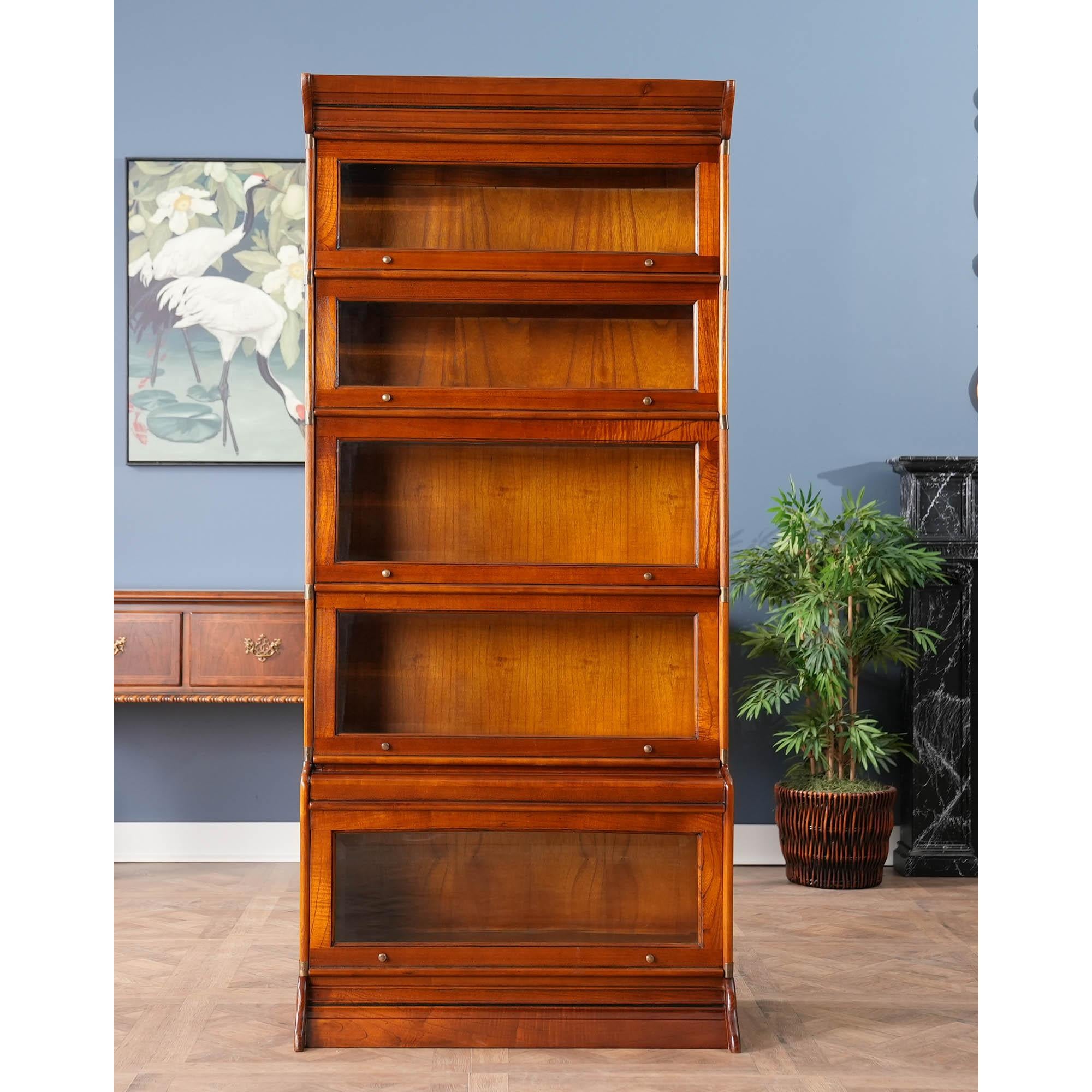 Questa libreria impilabile di grande qualità di Niagara Furniture è composta da sette pezzi separati: un cappello, una base e cinque sezioni in vetro. A partire dalla parte inferiore, la sezione in vetro della base, dalle dimensioni di un atlante, è