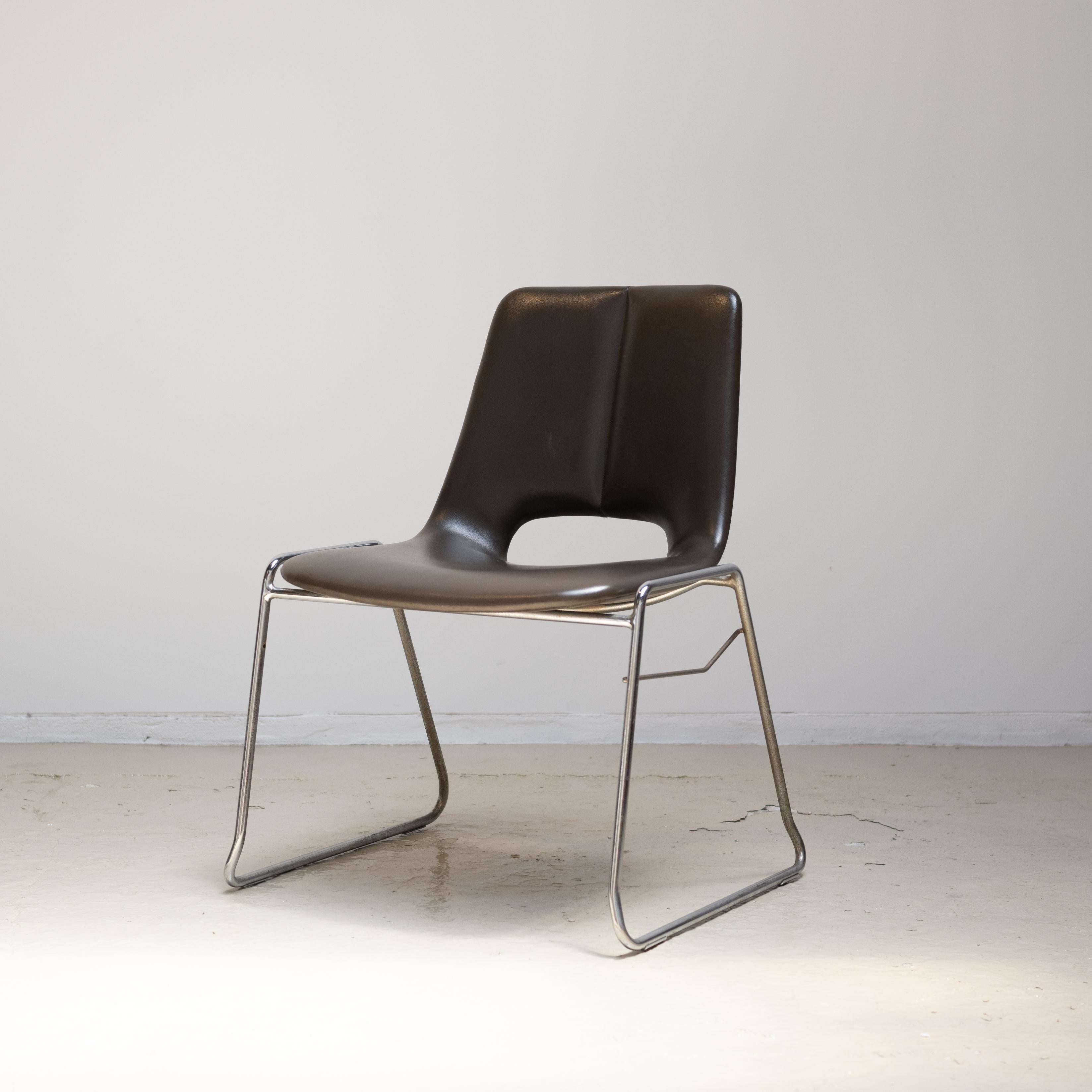 Une chaise qui a été conçue et fabriquée par Tendo Mokko.
Ce modèle a été fabriqué et vendu de 1974 à 1979.
Conçu pour être empilé.
Faux cuir et métal.
Il manque une barre entre les jambes droites.


