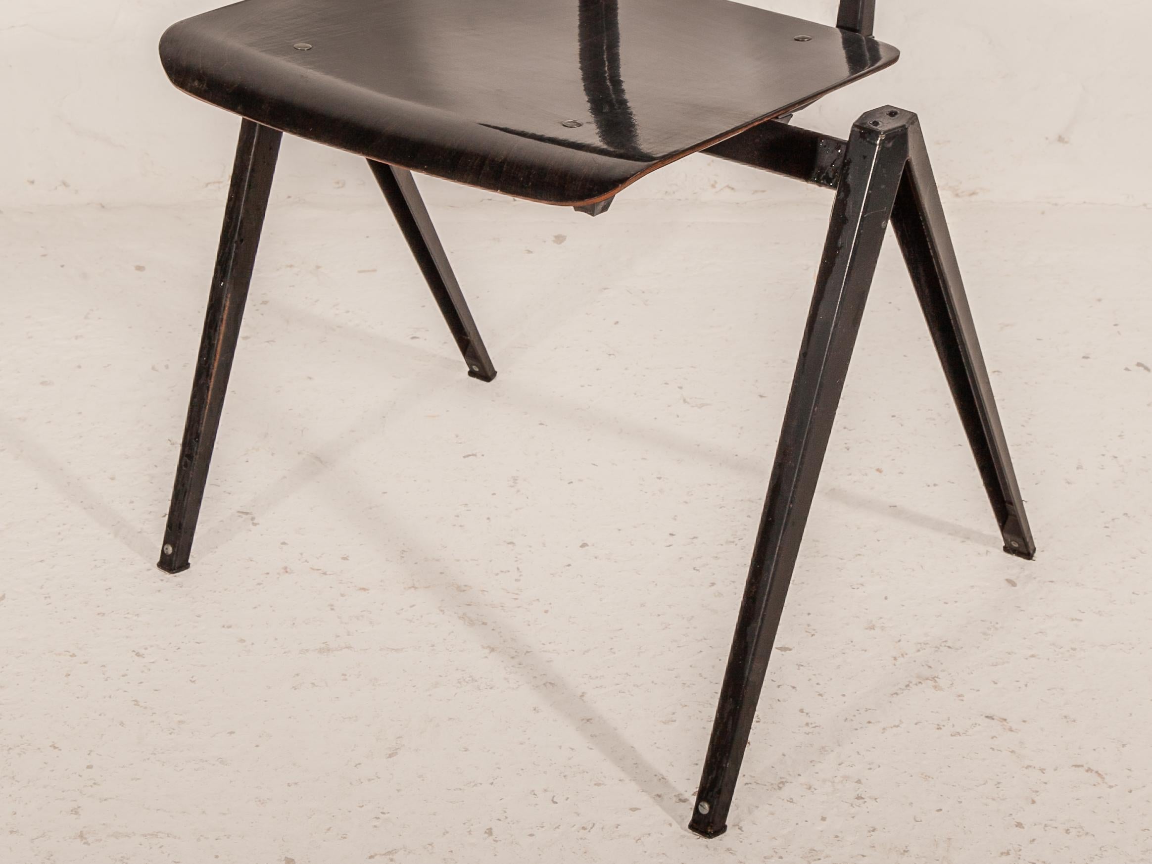 Sedie impilabili S21 Galvanitas, sedie minimaliste in compensato nero-grigio in metallo in vendita 3