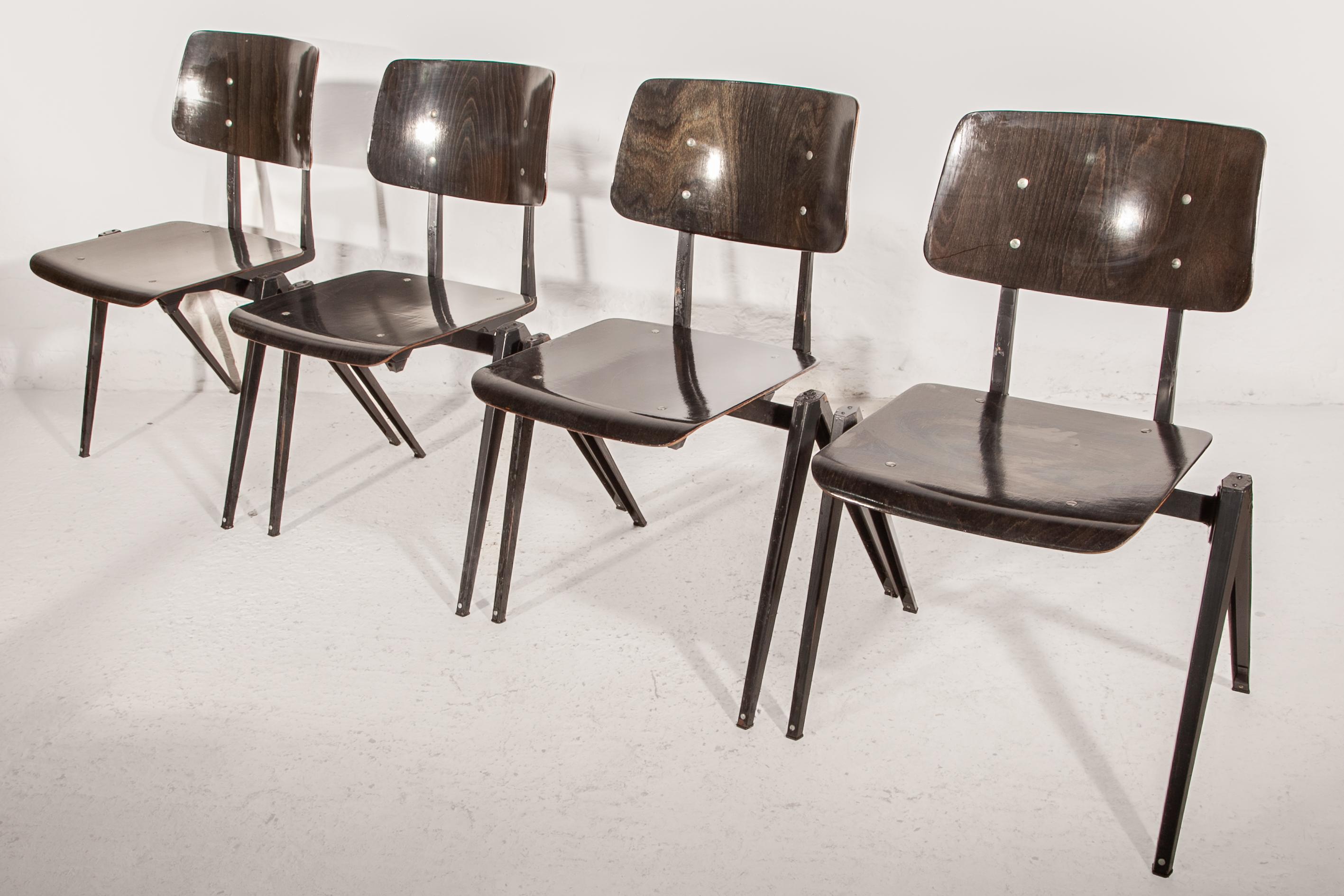 Sedie impilabili S21 Galvanitas, sedie minimaliste in compensato nero-grigio in metallo in vendita 4