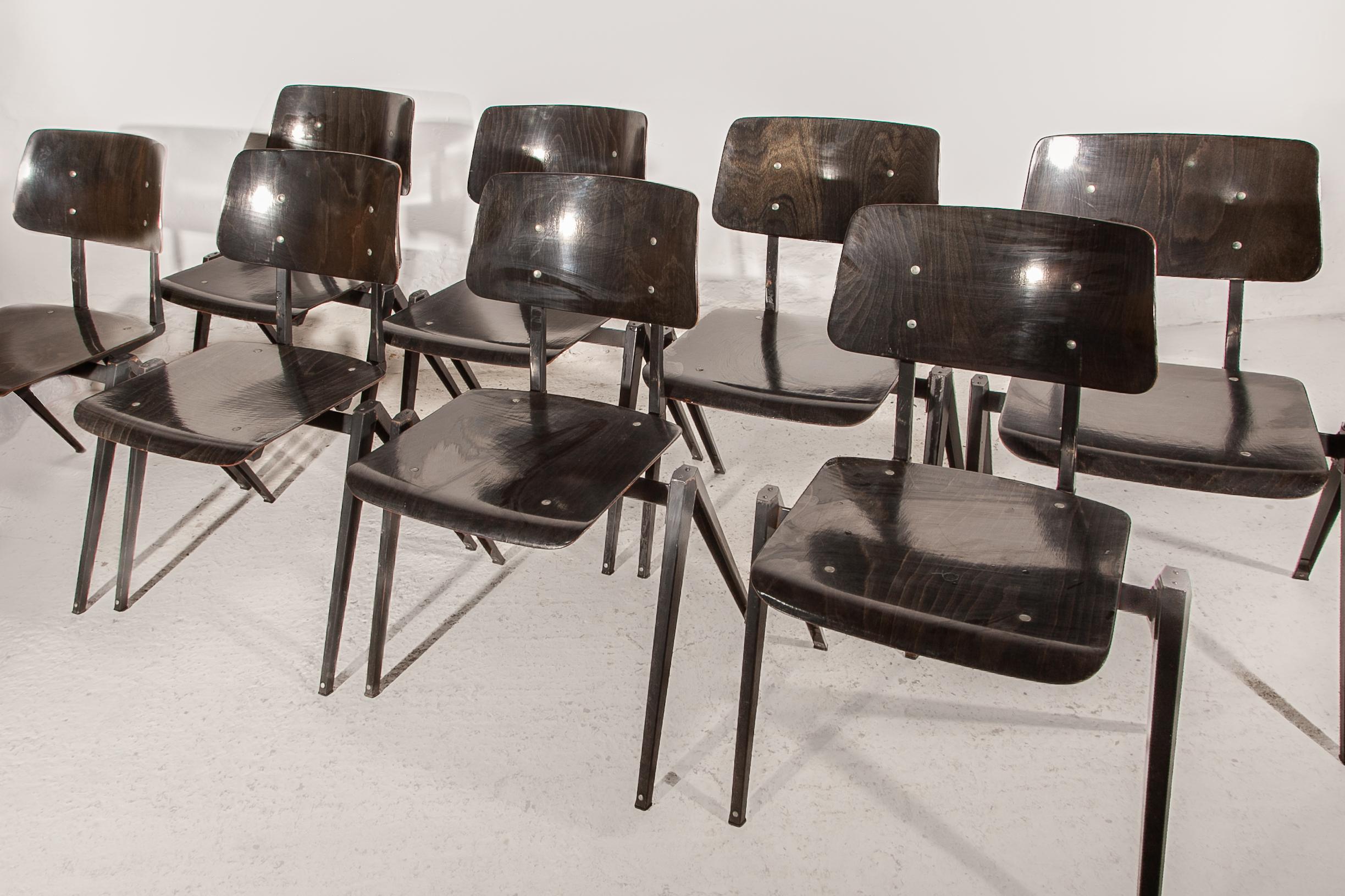 Sedie impilabili S21 Galvanitas, sedie minimaliste in compensato nero-grigio in metallo in vendita 5