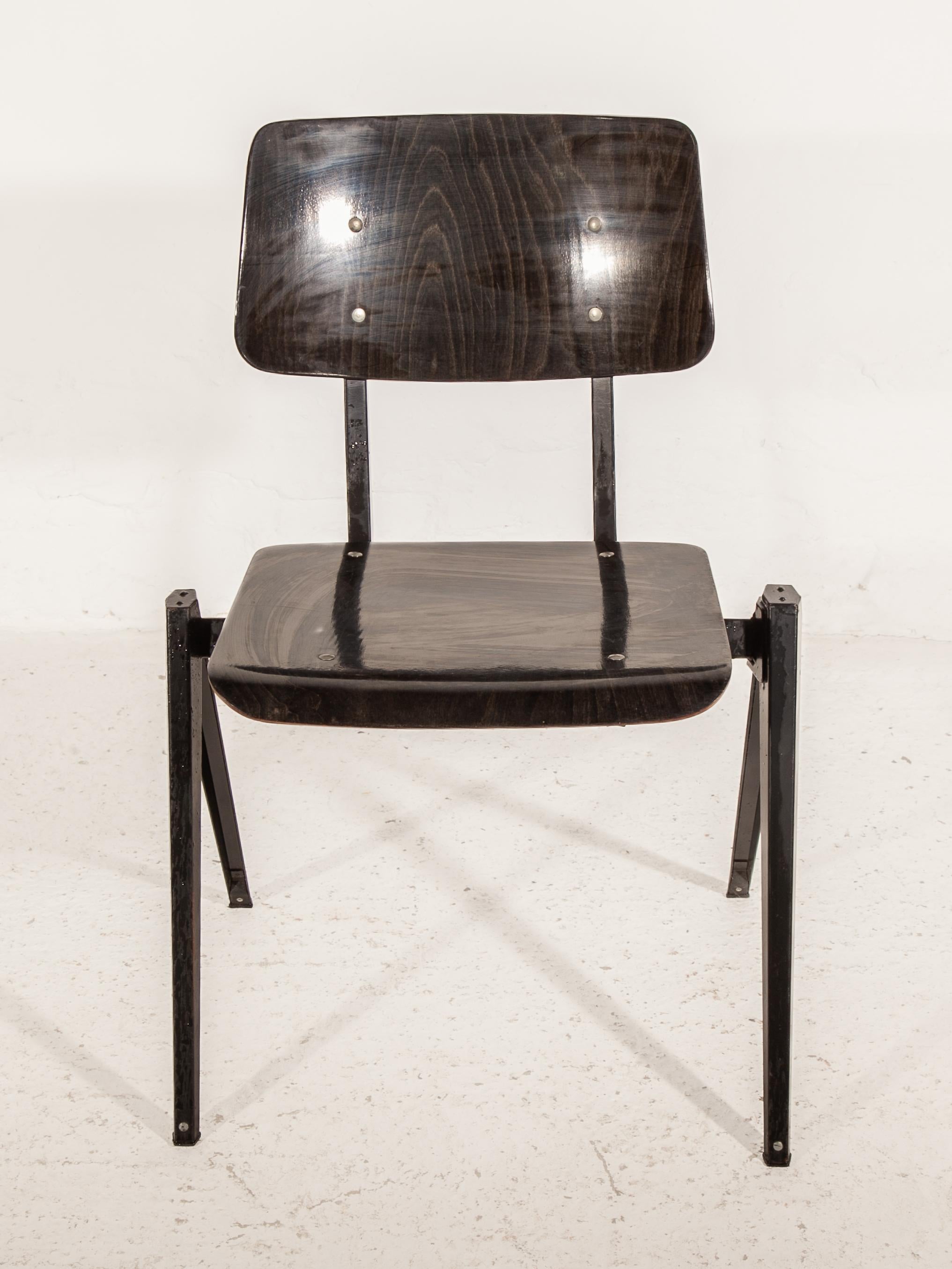 Industriale Sedie impilabili S21 Galvanitas, sedie minimaliste in compensato nero-grigio in metallo in vendita