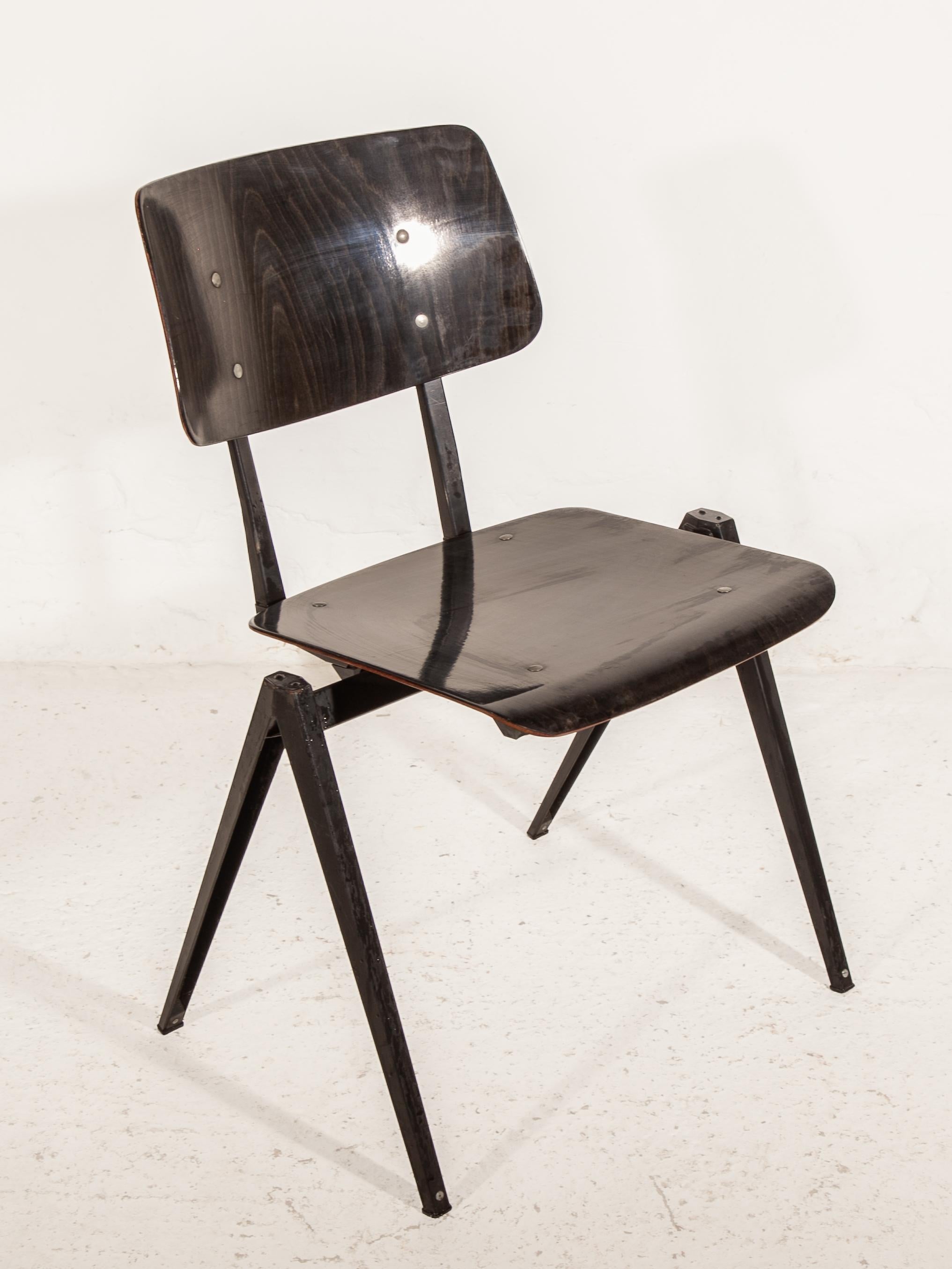 Olandese Sedie impilabili S21 Galvanitas, sedie minimaliste in compensato nero-grigio in metallo in vendita