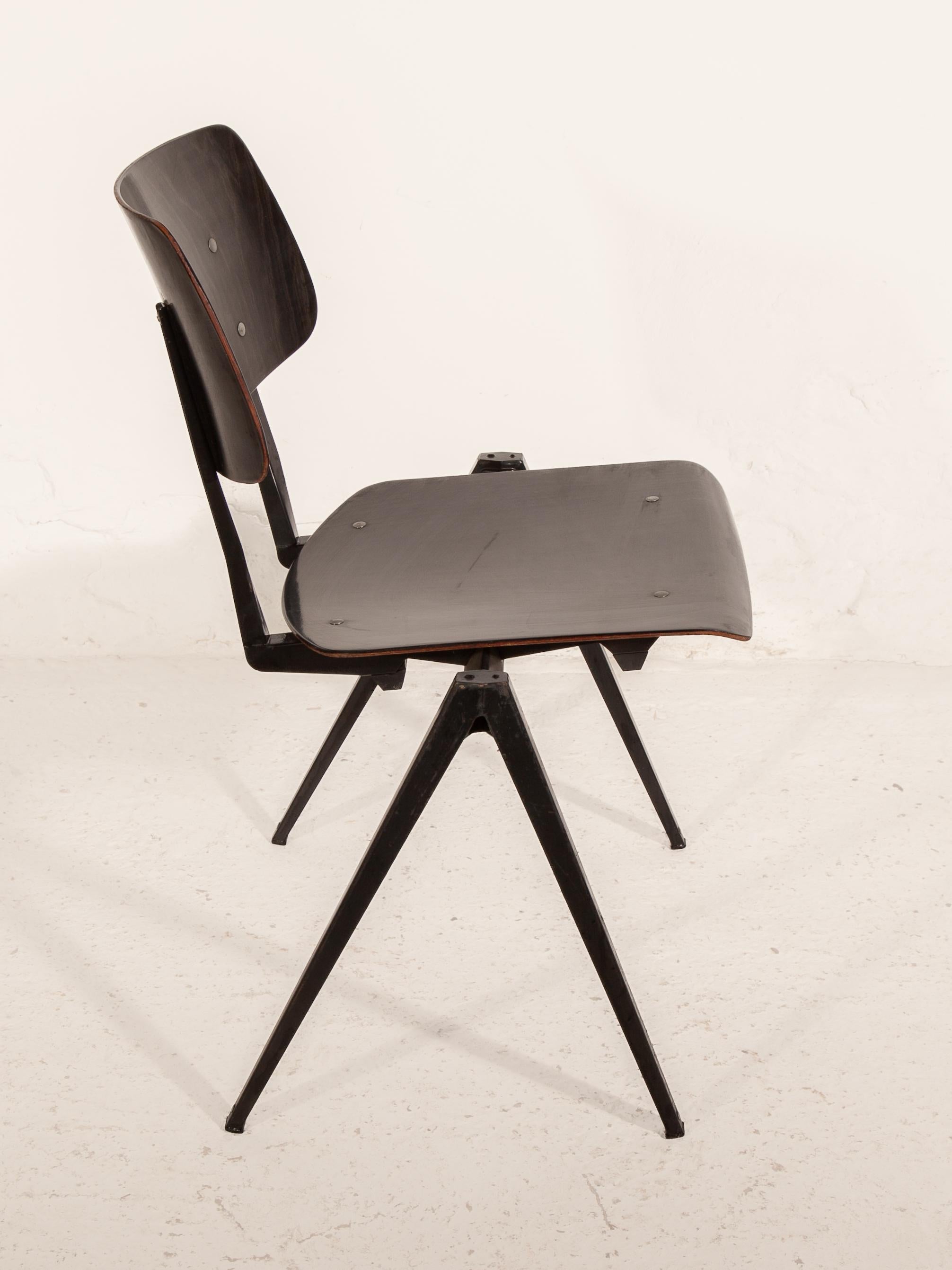 Sedie impilabili S21 Galvanitas, sedie minimaliste in compensato nero-grigio in metallo In condizioni buone in vendita a Antwerp, BE