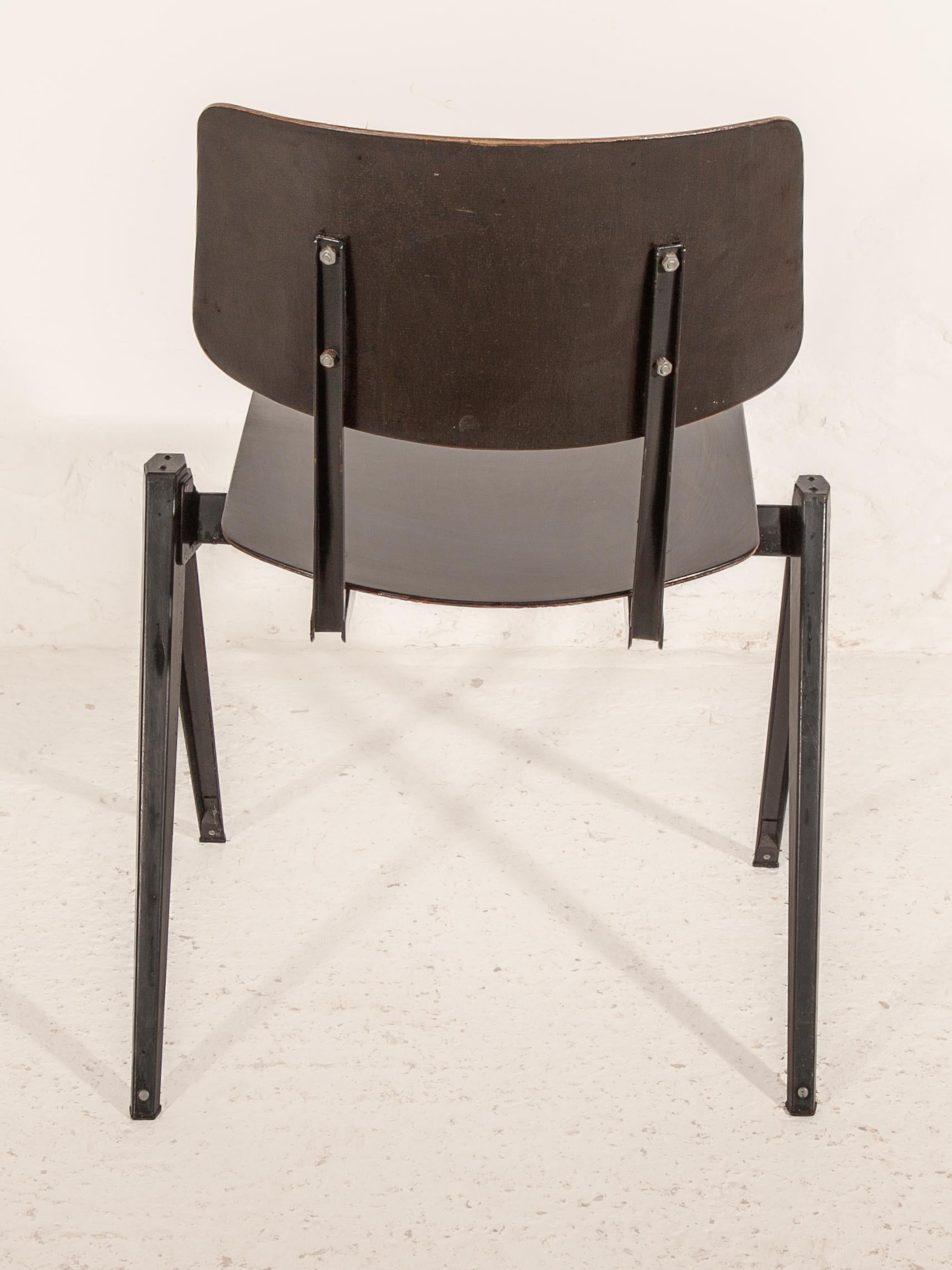 Metà XX secolo Sedie impilabili S21 Galvanitas, sedie minimaliste in compensato nero-grigio in metallo in vendita