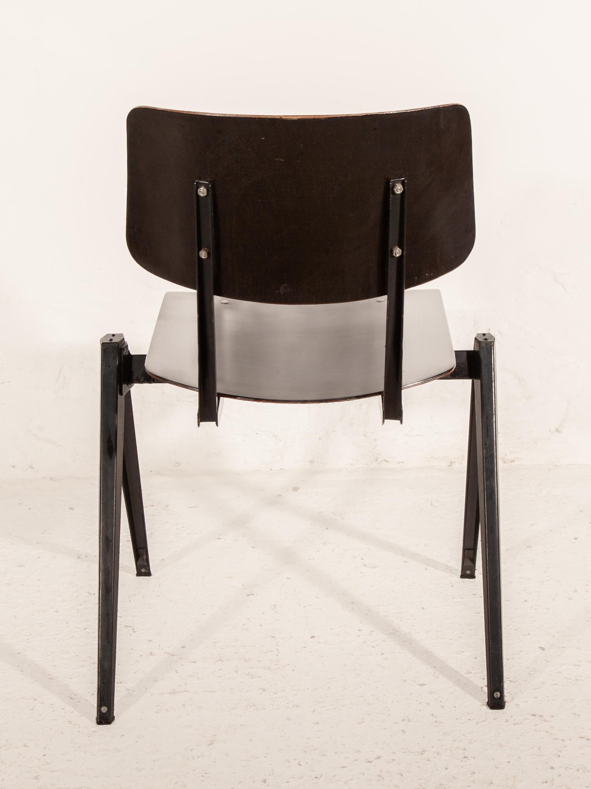 Metallo Sedie impilabili S21 Galvanitas, sedie minimaliste in compensato nero-grigio in metallo in vendita