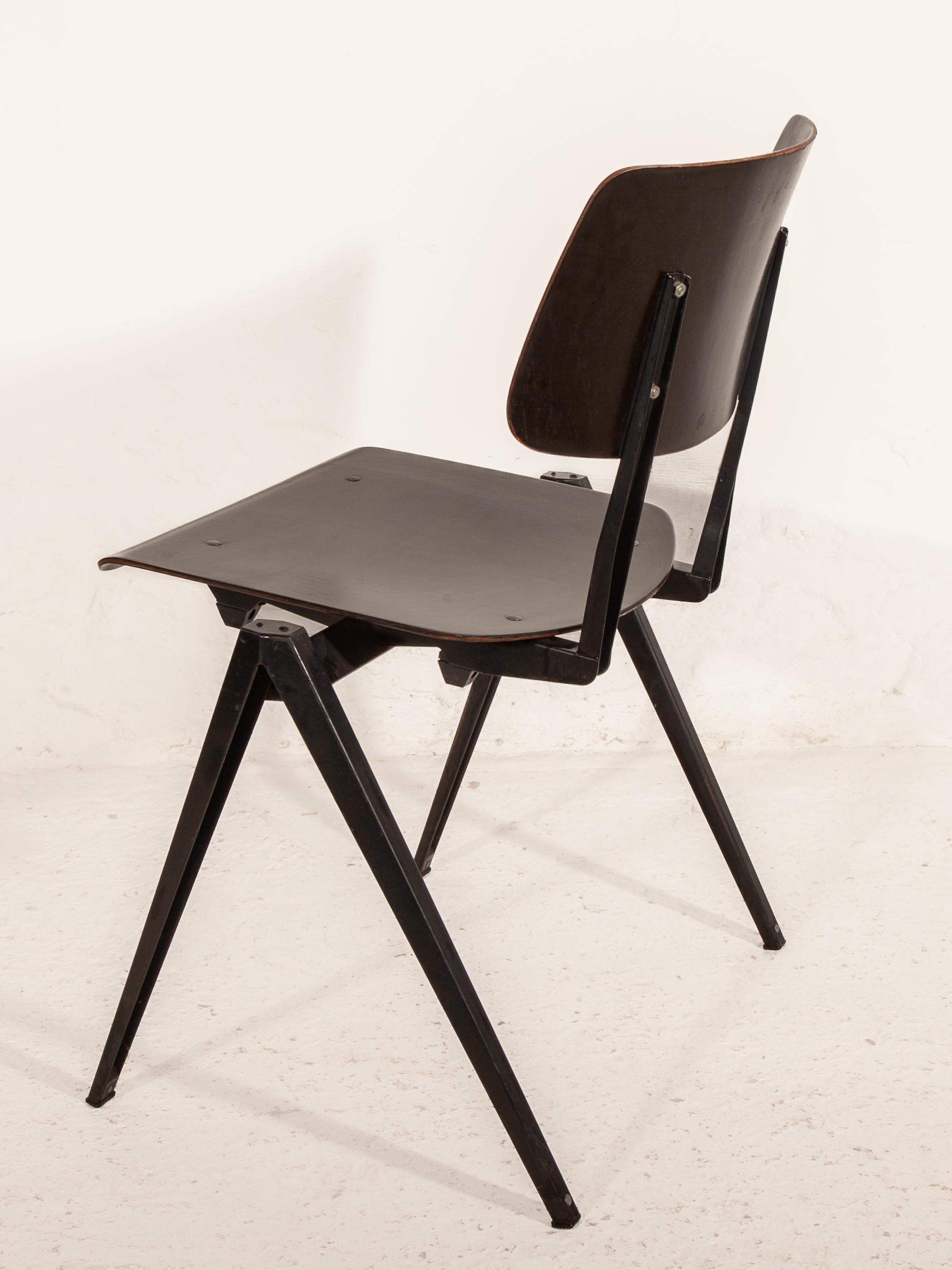 Sedie impilabili S21 Galvanitas, sedie minimaliste in compensato nero-grigio in metallo in vendita 1