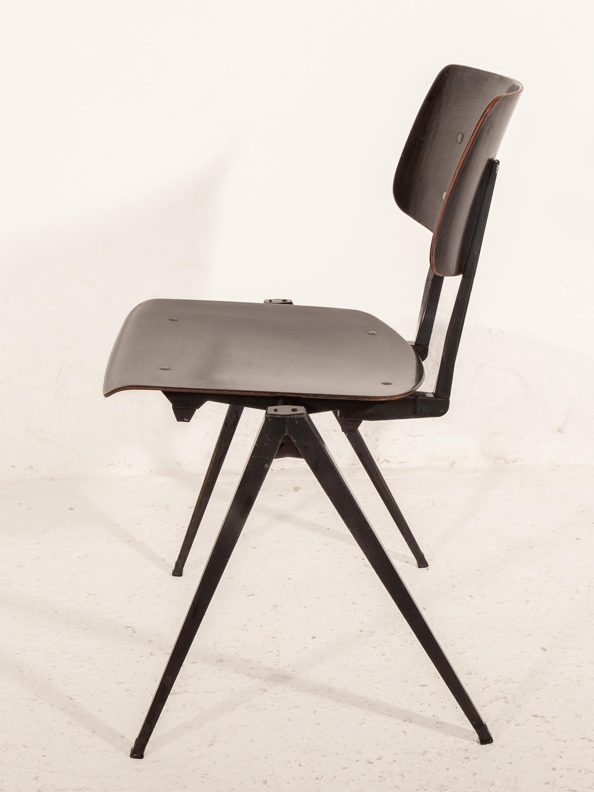 Sedie impilabili S21 Galvanitas, sedie minimaliste in compensato nero-grigio in metallo in vendita 2