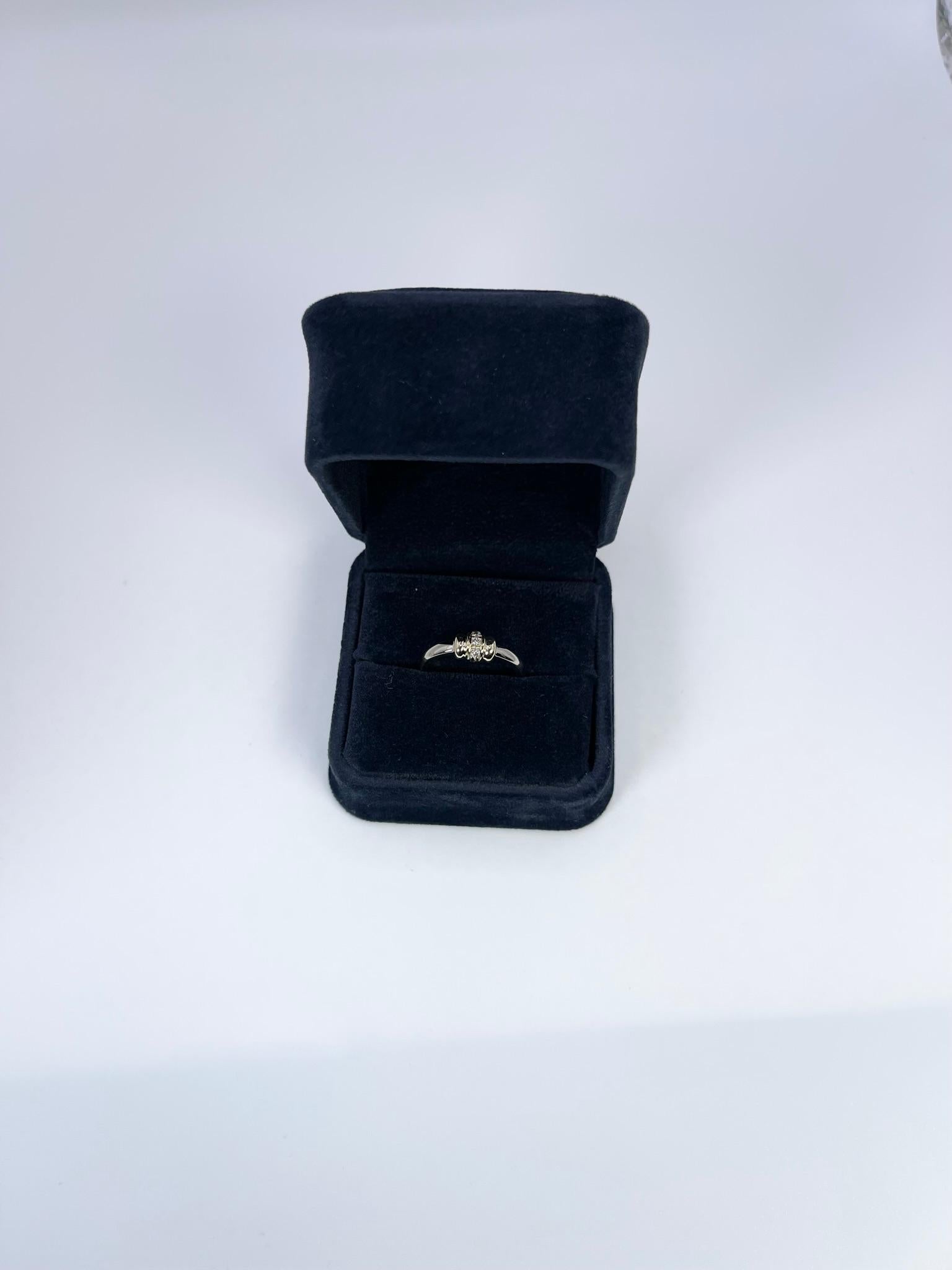 Stupendo anello con diamante, stile moderno impilabile in oro bianco 14KT.

PESO IN GRAMMI: 4,07gr
ORO: oro bianco/giallo 14KT

DIAMANTE/I NATURALE/I
Taglio: Rotondo brillante 
Colore: G-H (medio)
Chiarezza: SI (media)
Carati: 0,06ct
Taglia: 7 (può