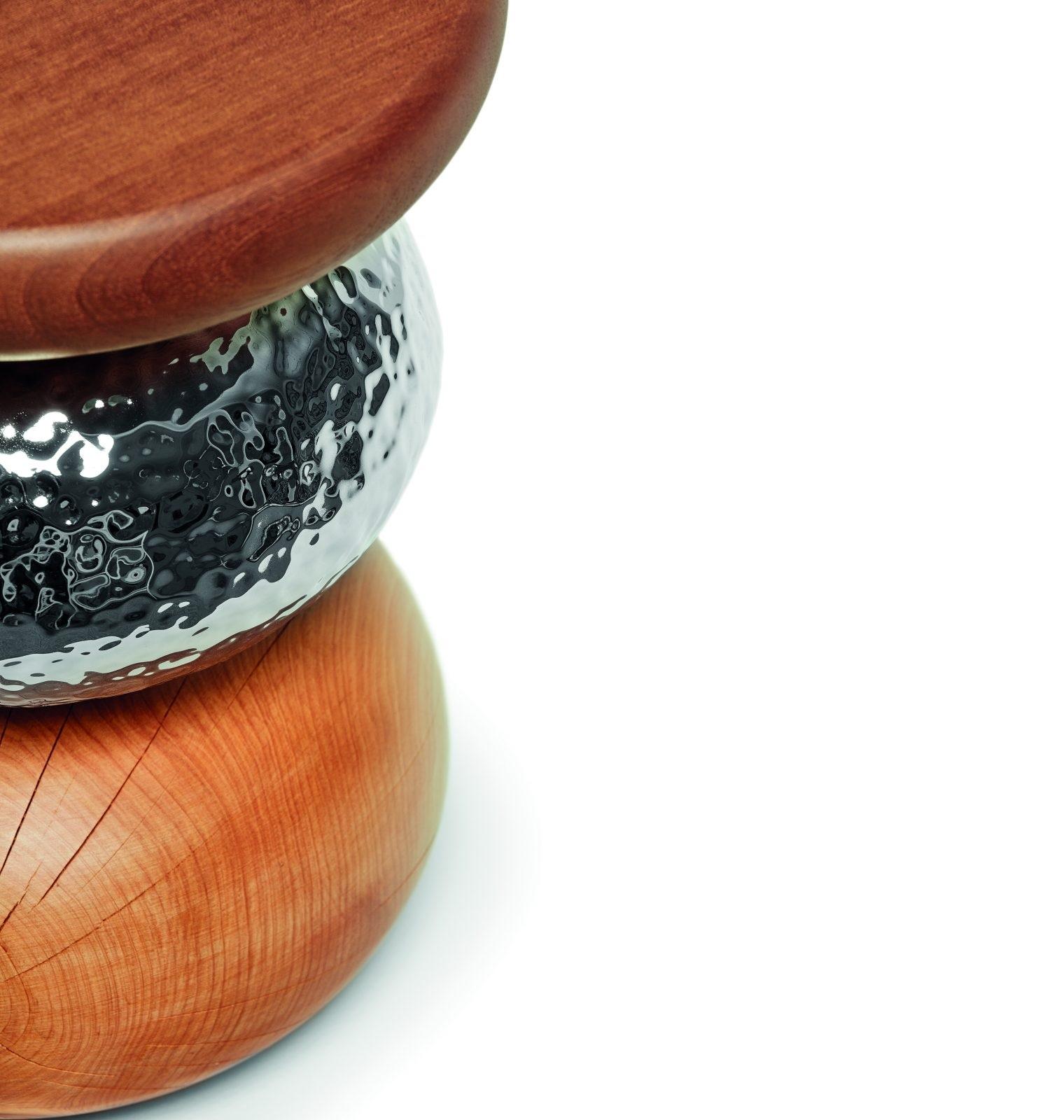 Table d'appoint empilable en bois de cèdre et laiton martelé en vente 3