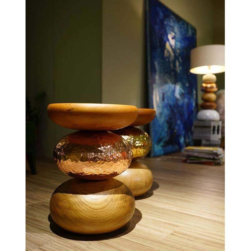 Table d'appoint empilable en bois de cèdre et laiton martelé en vente 6
