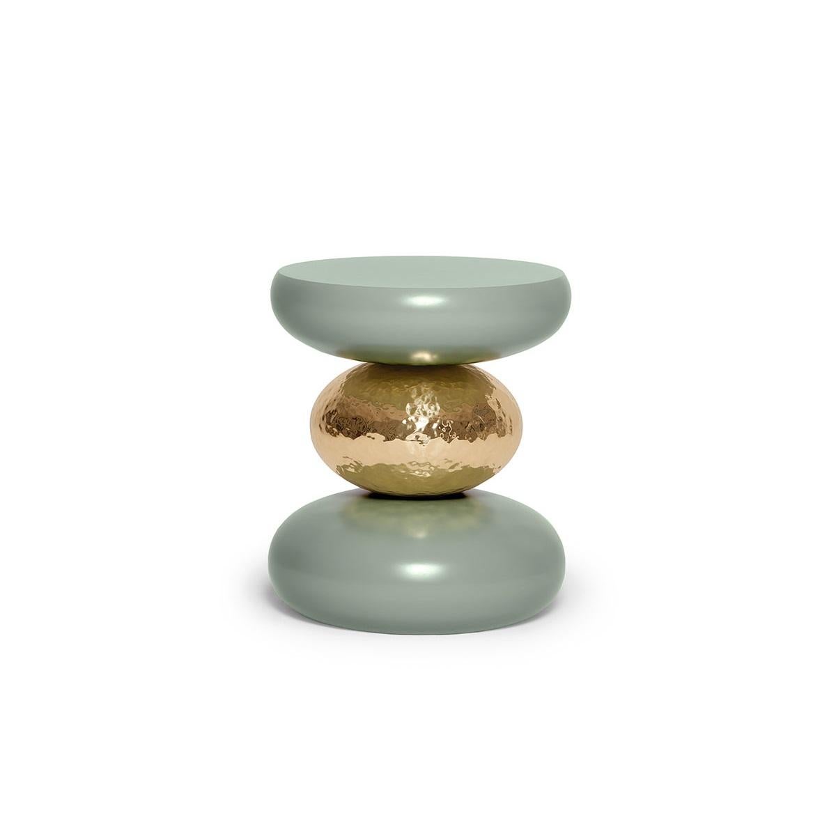 Moderne Table d'appoint empilable en bois de cèdre et laiton martelé en vente
