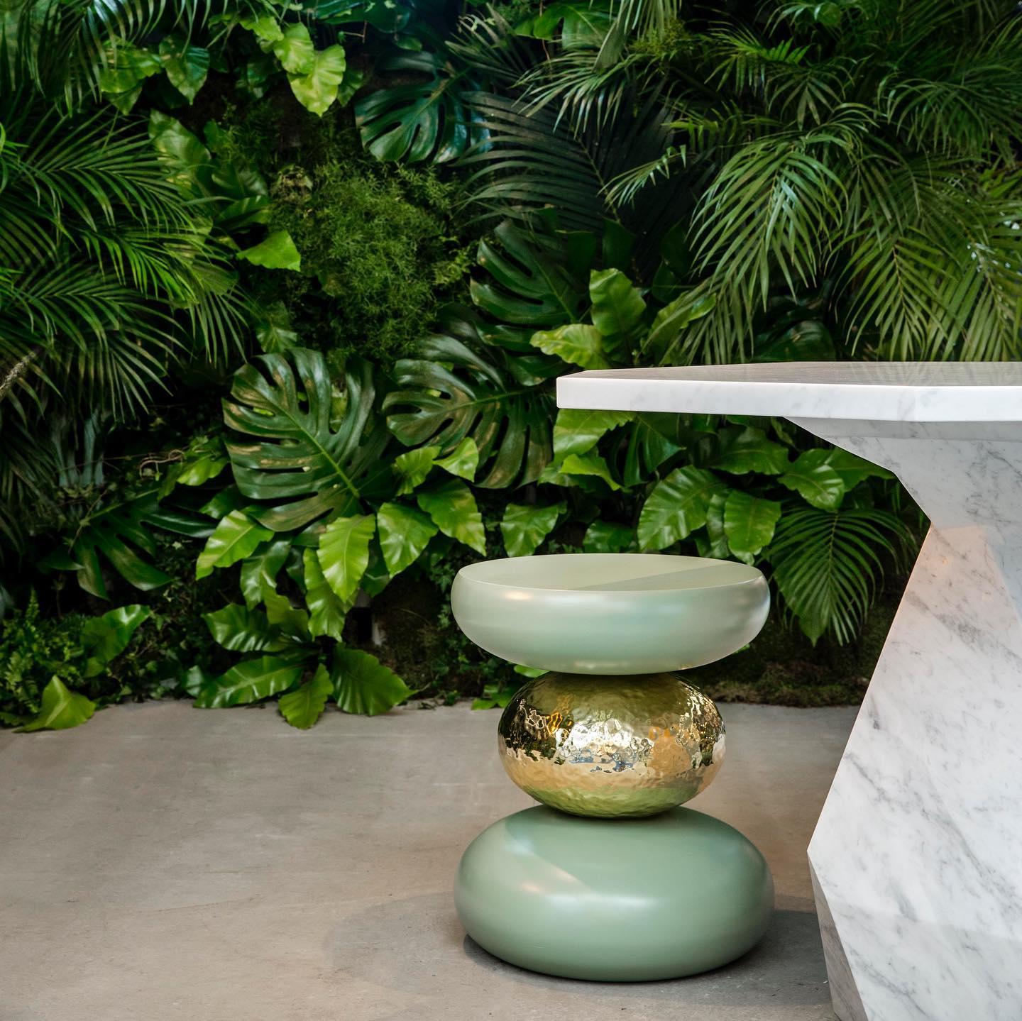Table d'appoint empilable en bois de cèdre et laiton martelé Neuf - En vente à NEW YORK, NY