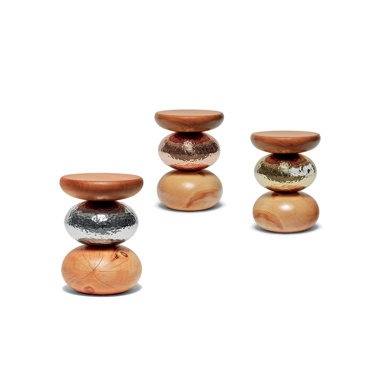 Laiton Table d'appoint empilable en bois de cèdre et laiton martelé en vente