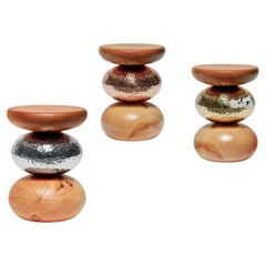 Mesa auxiliar apilable Pebbles en madera de cedro y latón martillado