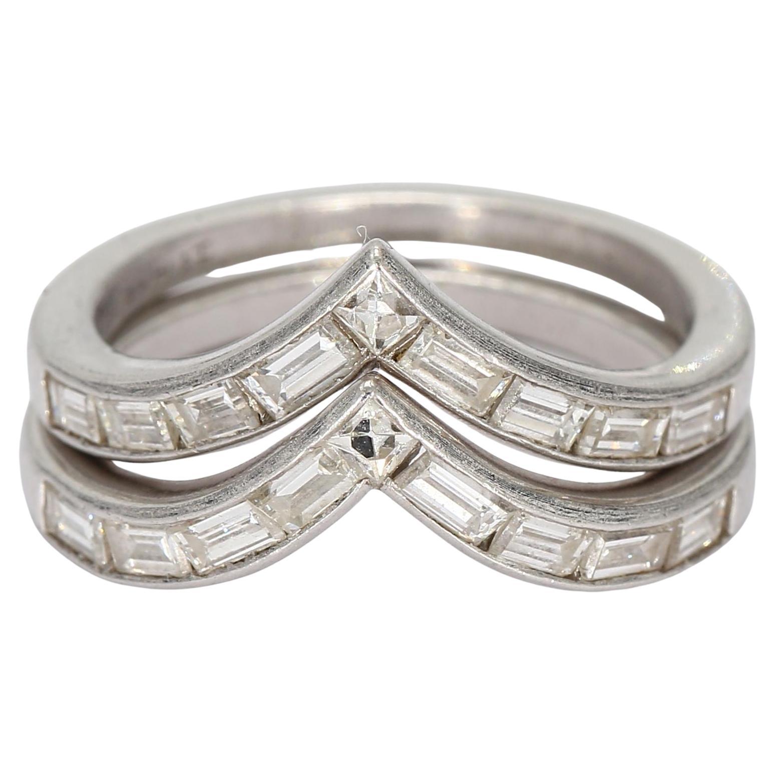 Conjunto de dos anillos apilables de platino en forma de V con diamantes - Talla 6.75 en venta