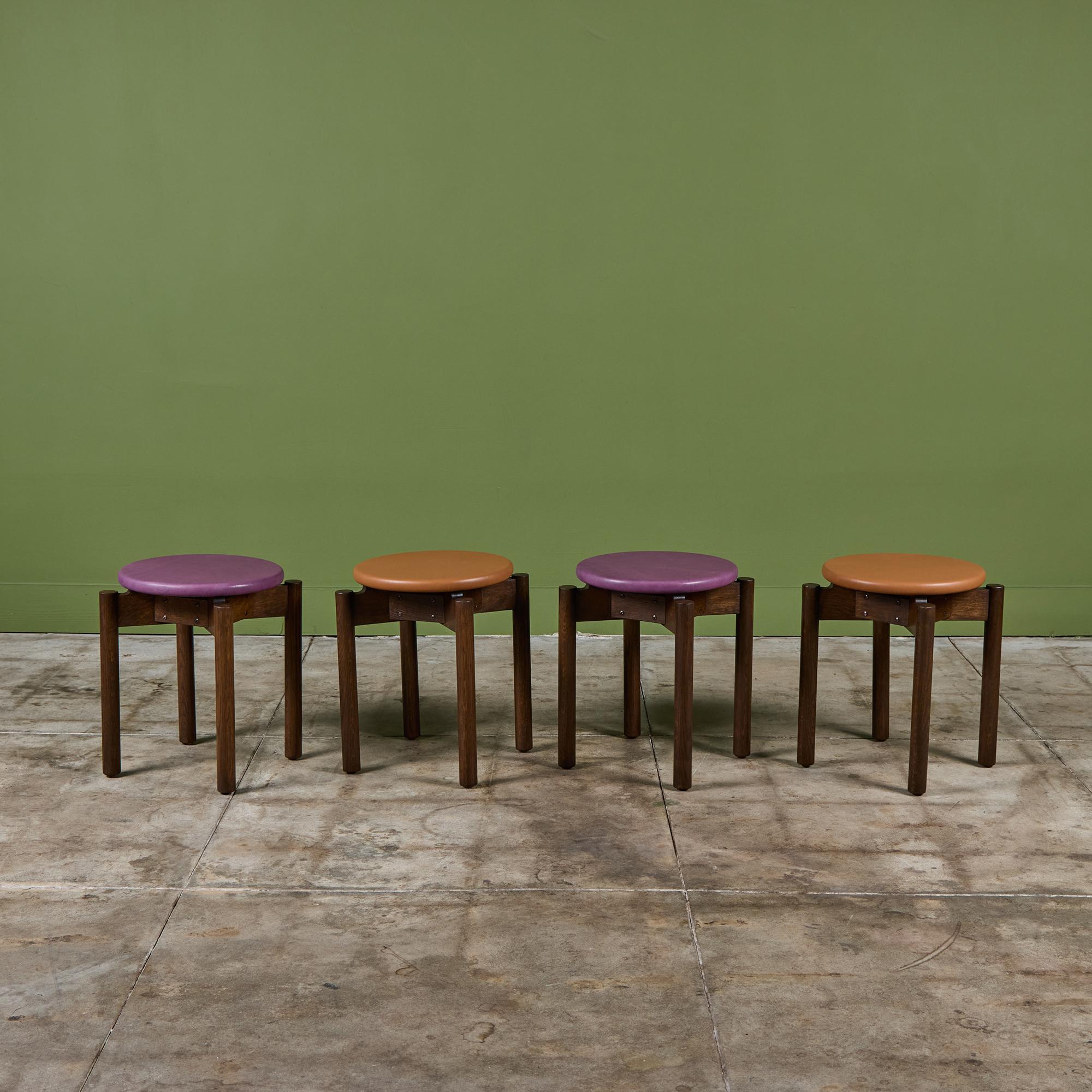 Taburete apilable para muebles Marble Imperial, años 60, EE.UU. El taburete presenta una nueva tapicería de piel en morado o tostado y un armazón de nogal. El taburete se puede apilar para guardarlo fácilmente.  Precio por unidad.  Conserva la