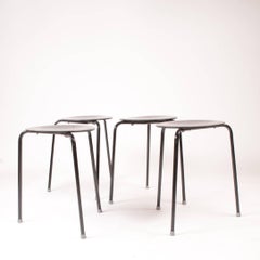 Tabourets empilables d'Arne Jacobson