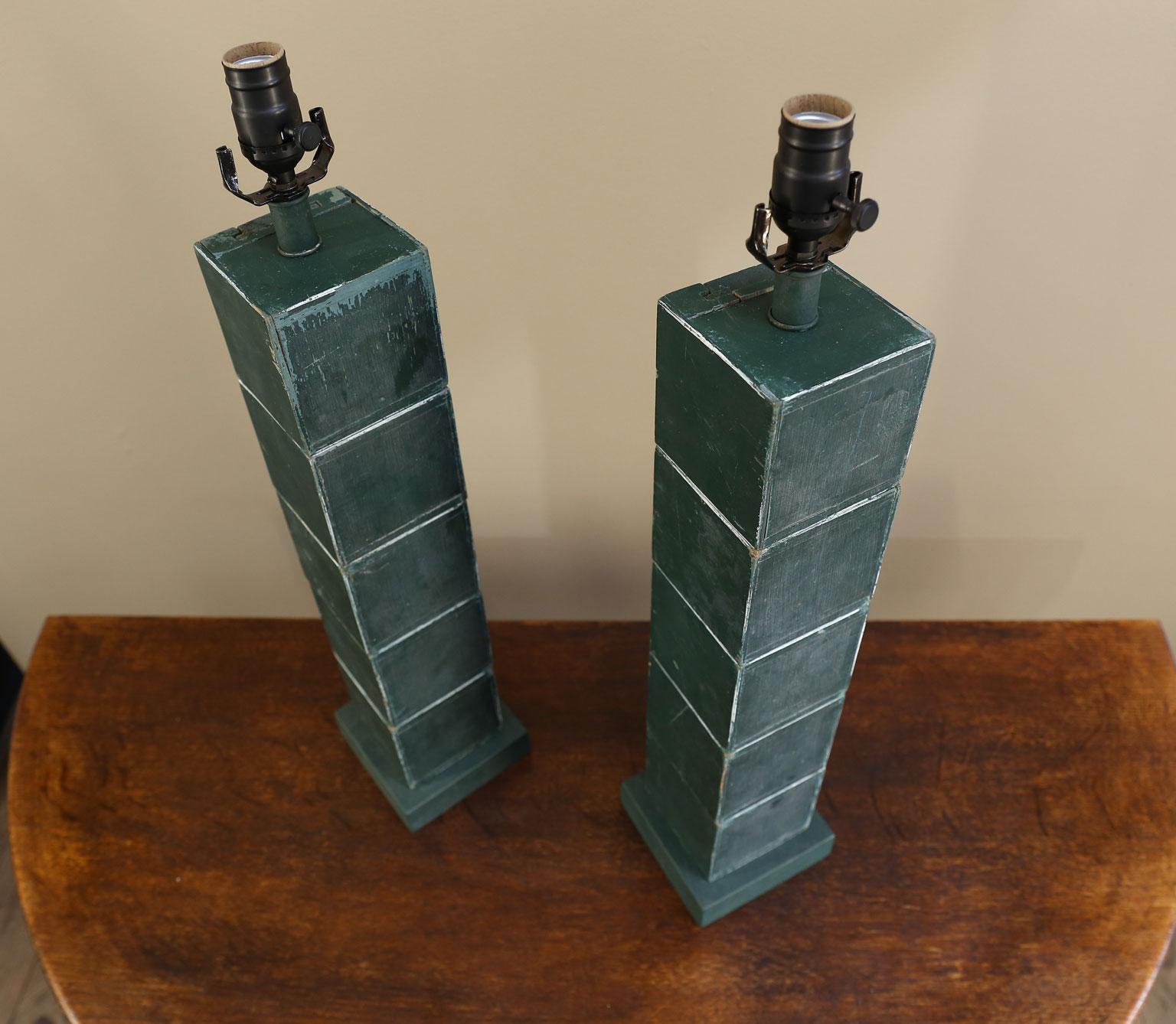 Green Wood Block Pair Custom Tischlampen. Einzigartig, Grafikdesign Einzigartig (Moderne) im Angebot