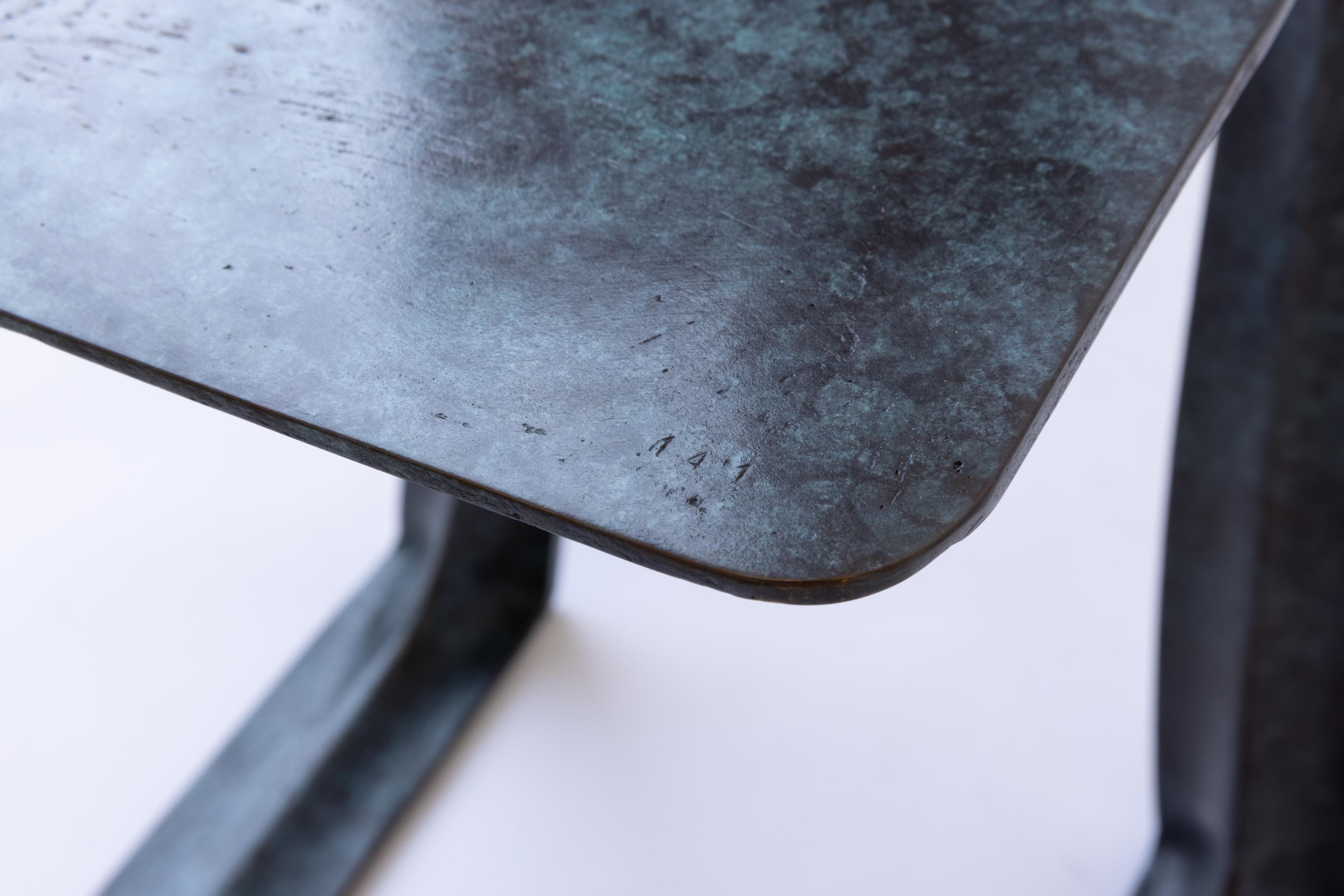 Stacklab Garrison, Table d'appoint sculpturale en bronze patiné bleu, Canada, 2017 en vente 4