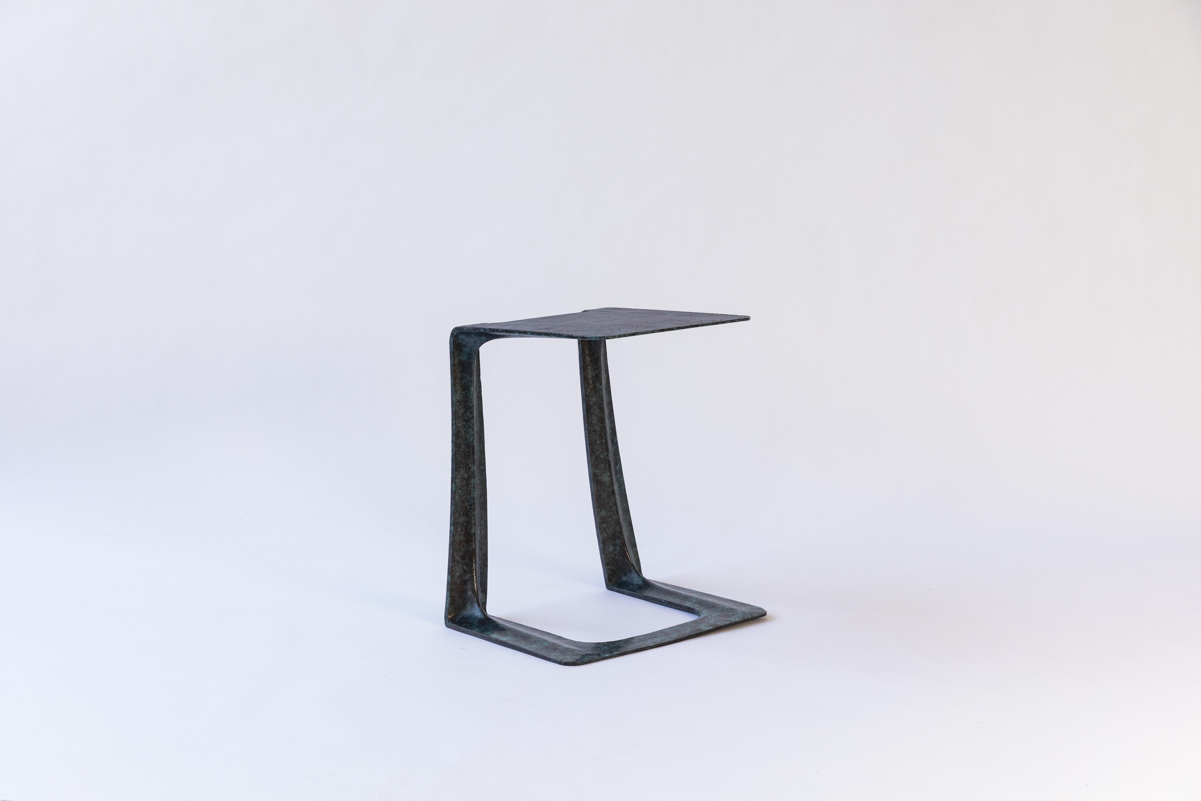 Patiné Stacklab Garrison, Table d'appoint sculpturale en bronze patiné bleu, Canada, 2017 en vente