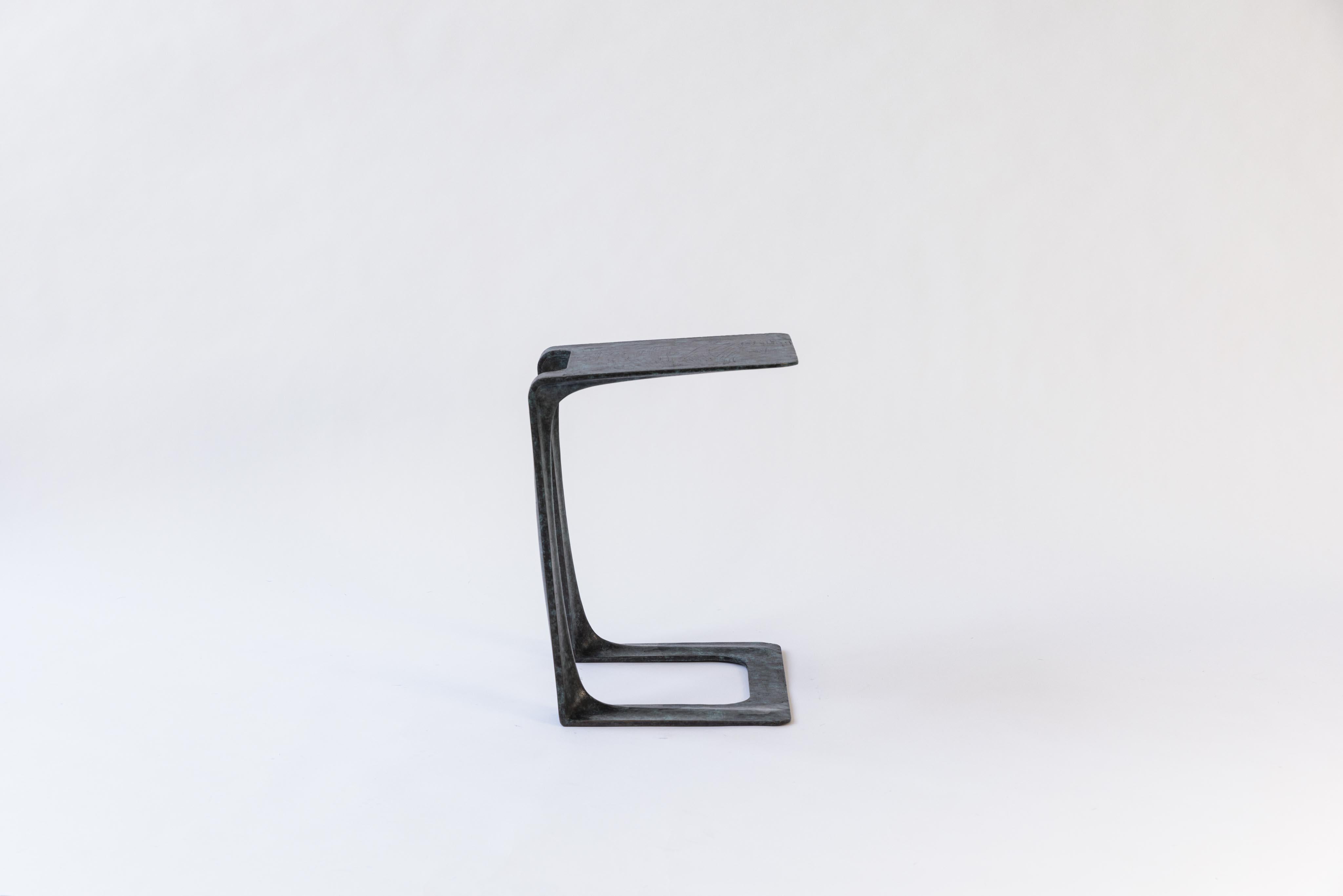 Stacklab Garrison, Table d'appoint sculpturale en bronze patiné bleu, Canada, 2017 Bon état - En vente à New York, NY