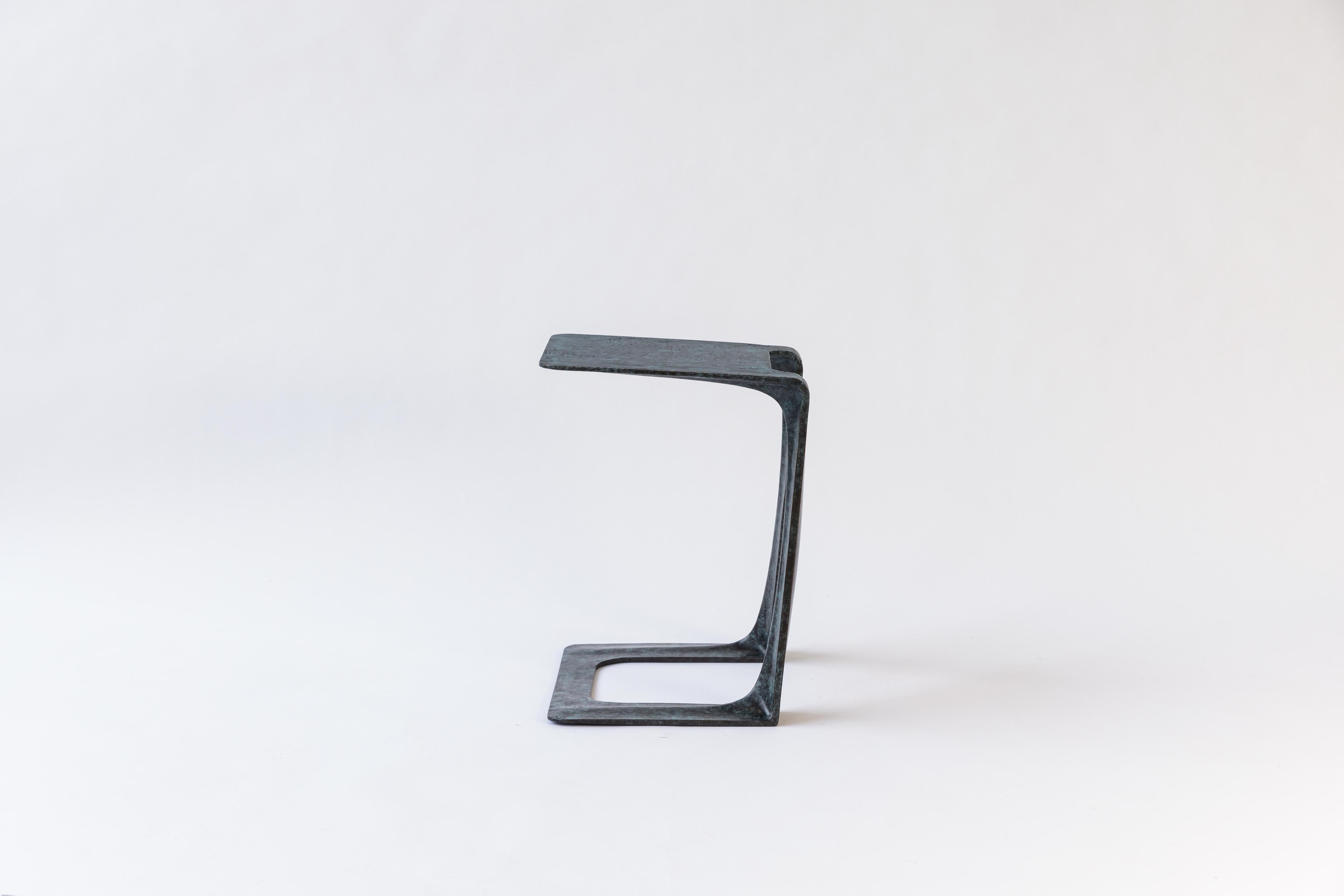 XXIe siècle et contemporain Stacklab Garrison, Table d'appoint sculpturale en bronze patiné bleu, Canada, 2017 en vente
