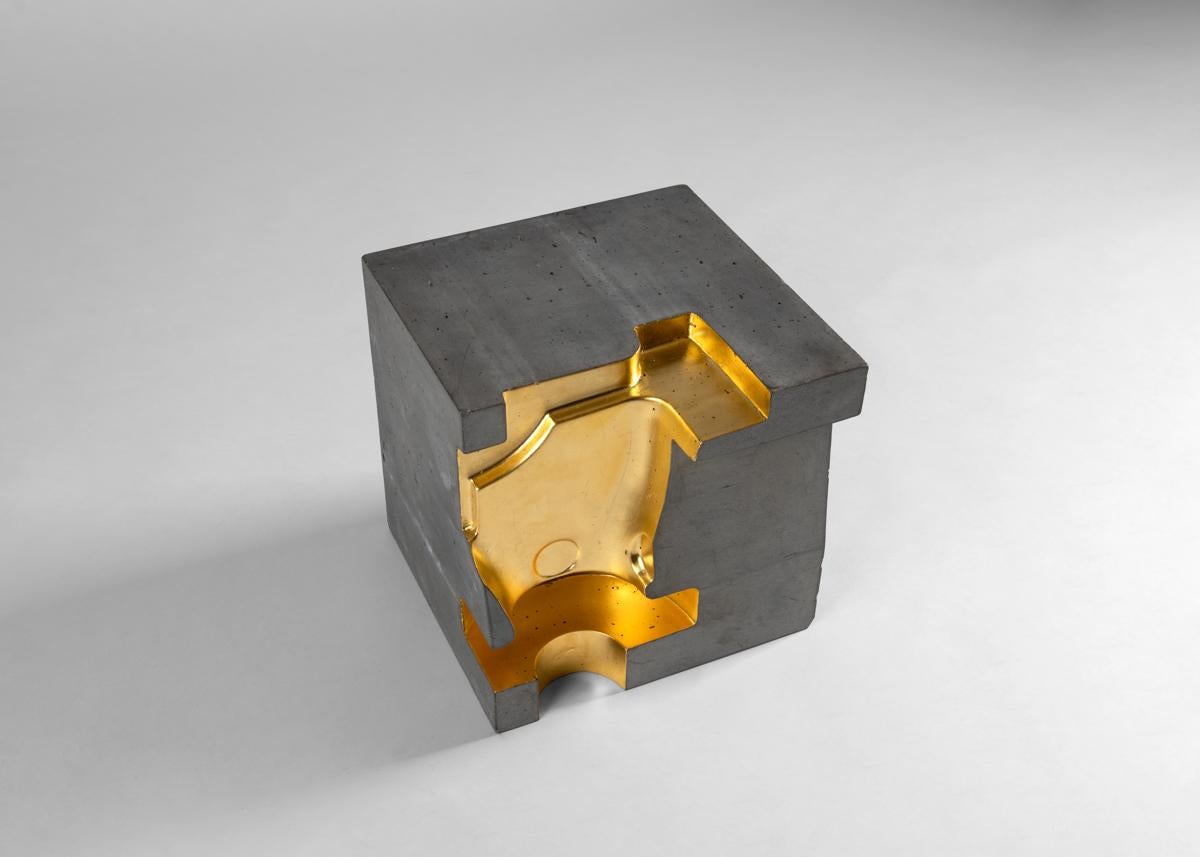 La série Cube a été créée en 2013 dans le cadre d'un partenariat avec un ingénieur devenu artisan du béton à Toronto, afin de (ré)utiliser de manière productive un modèle de pompe historique déclassé qui était entreposé localement depuis plus d'un